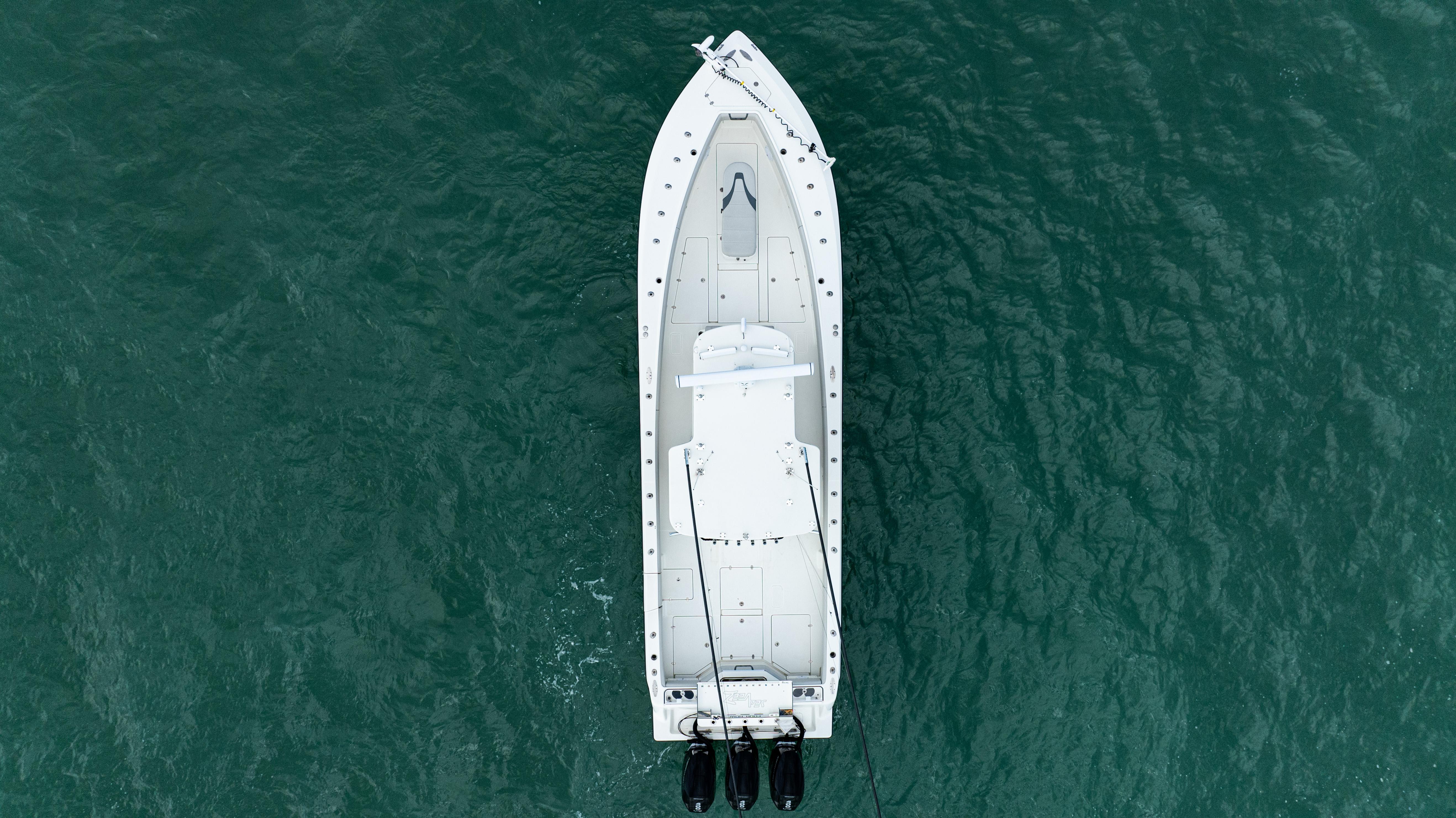SeaVee-390Z 2015 -FL-US-Aerial view of 2015 SeaVee 390Z boat on open water.-9741010 | Thumbnail