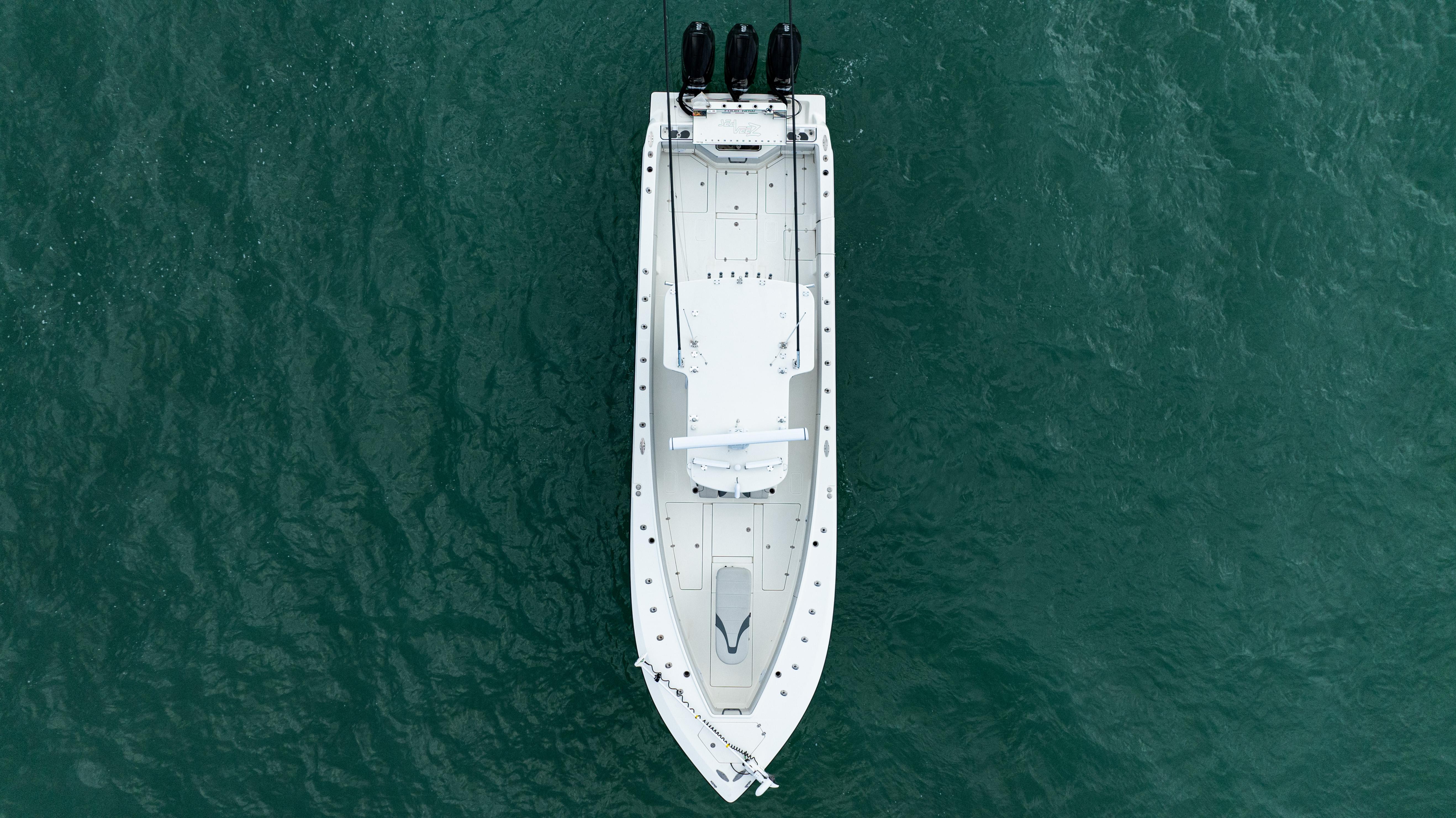 SeaVee-390Z 2015 -FL-US-Aerial view of 2015 SeaVee 390Z boat on open water.-9741010 | Thumbnail