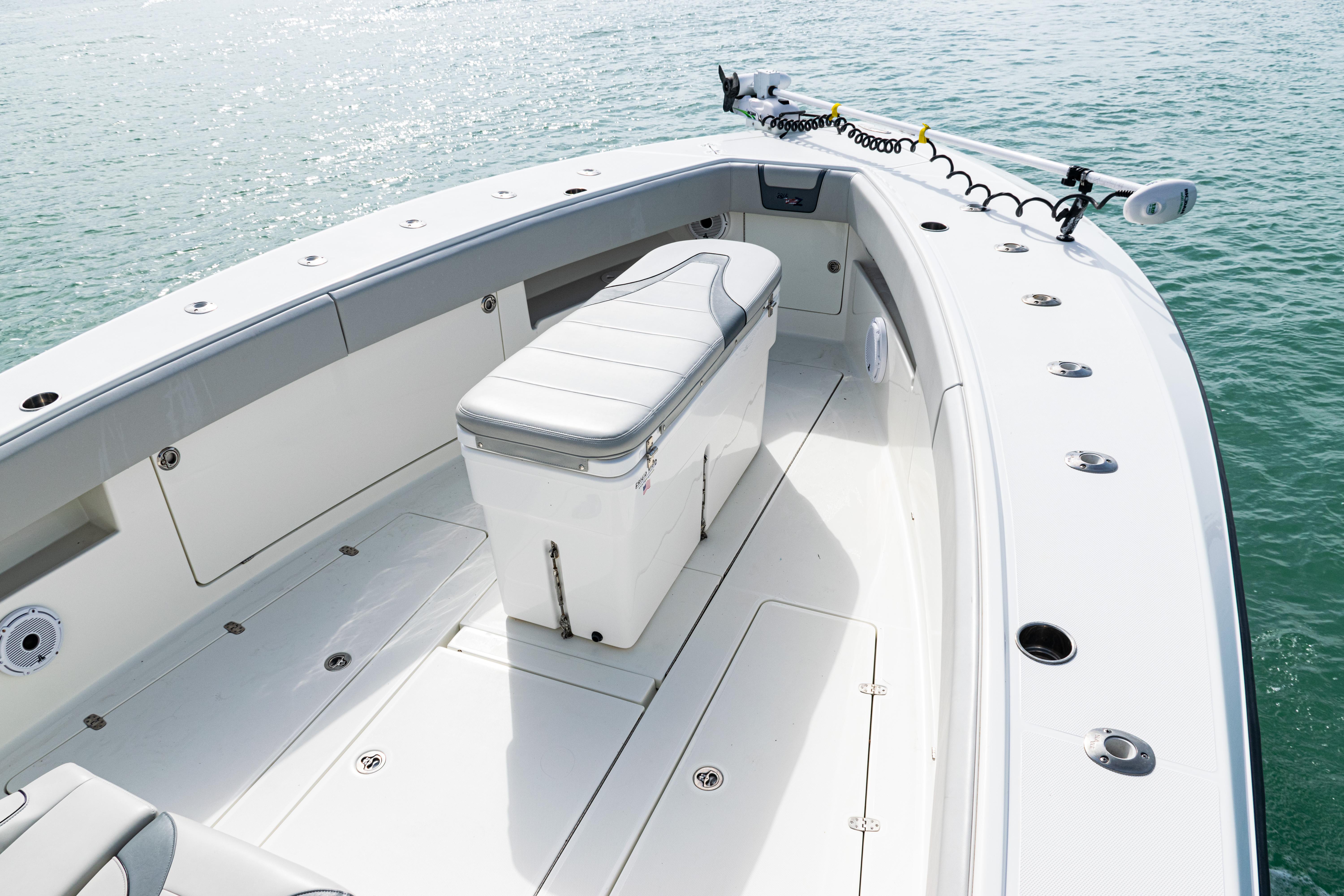 SeaVee-390Z 2015 -FL-US-2015 SeaVee 390Z boat deck with seating, on calm water.-9741010 | Thumbnail