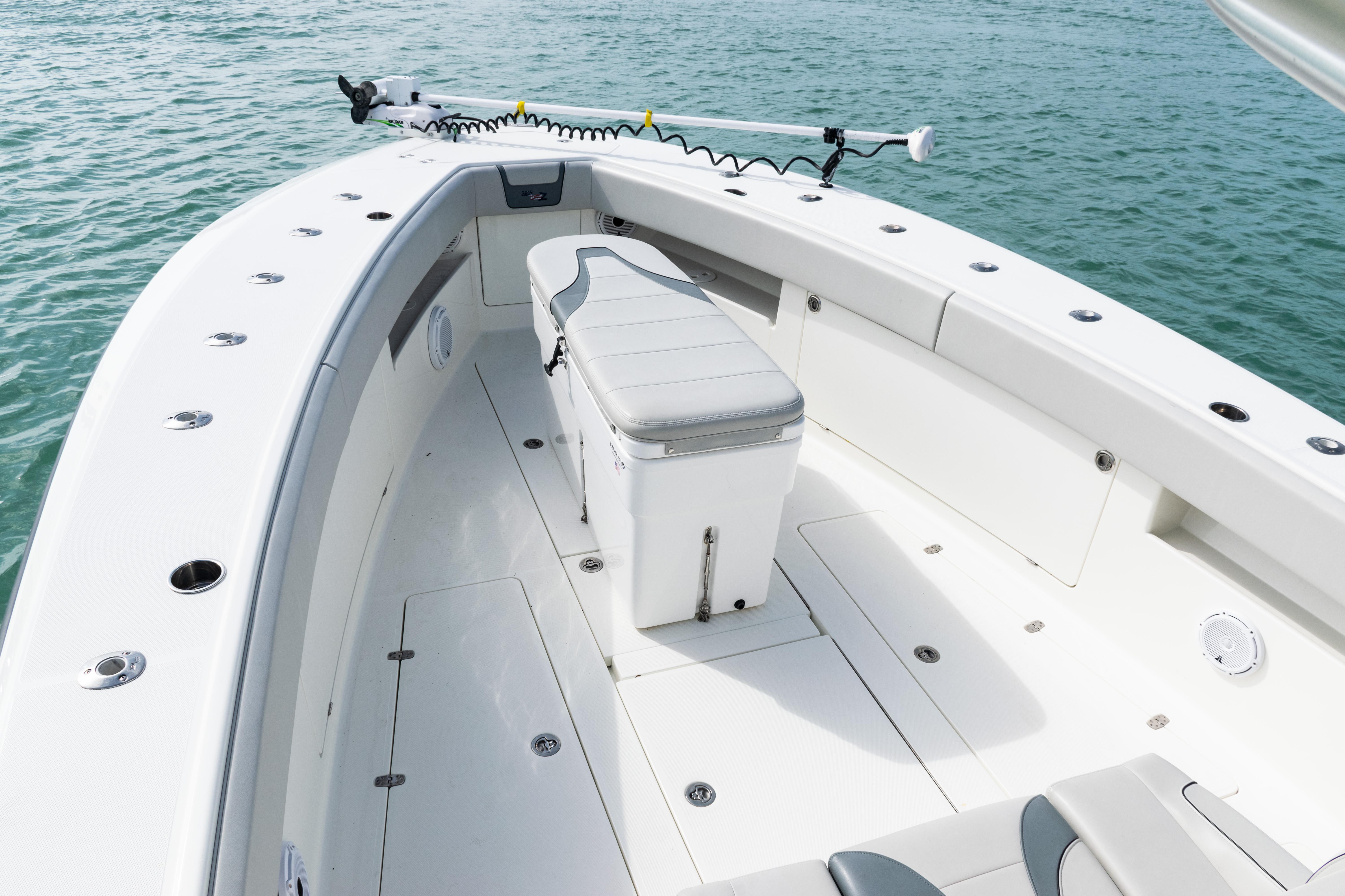SeaVee-390Z 2015 -FL-US-2015 SeaVee 390Z boat deck with seating and storage, on calm water.-9741010 | Thumbnail
