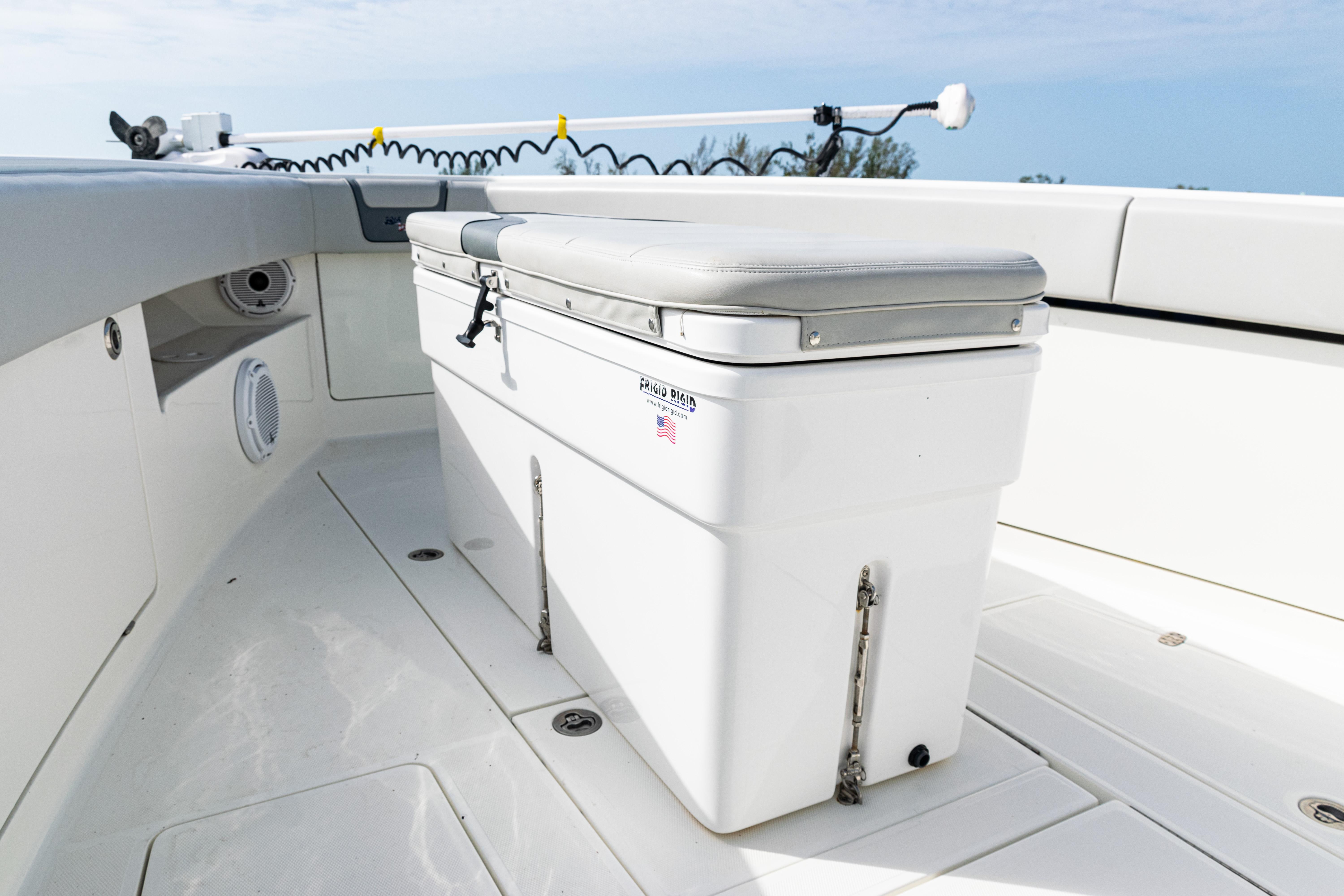 SeaVee-390Z 2015 -FL-US-2015 SeaVee 390Z boat deck with cushioned storage bench.-9741010 | Thumbnail