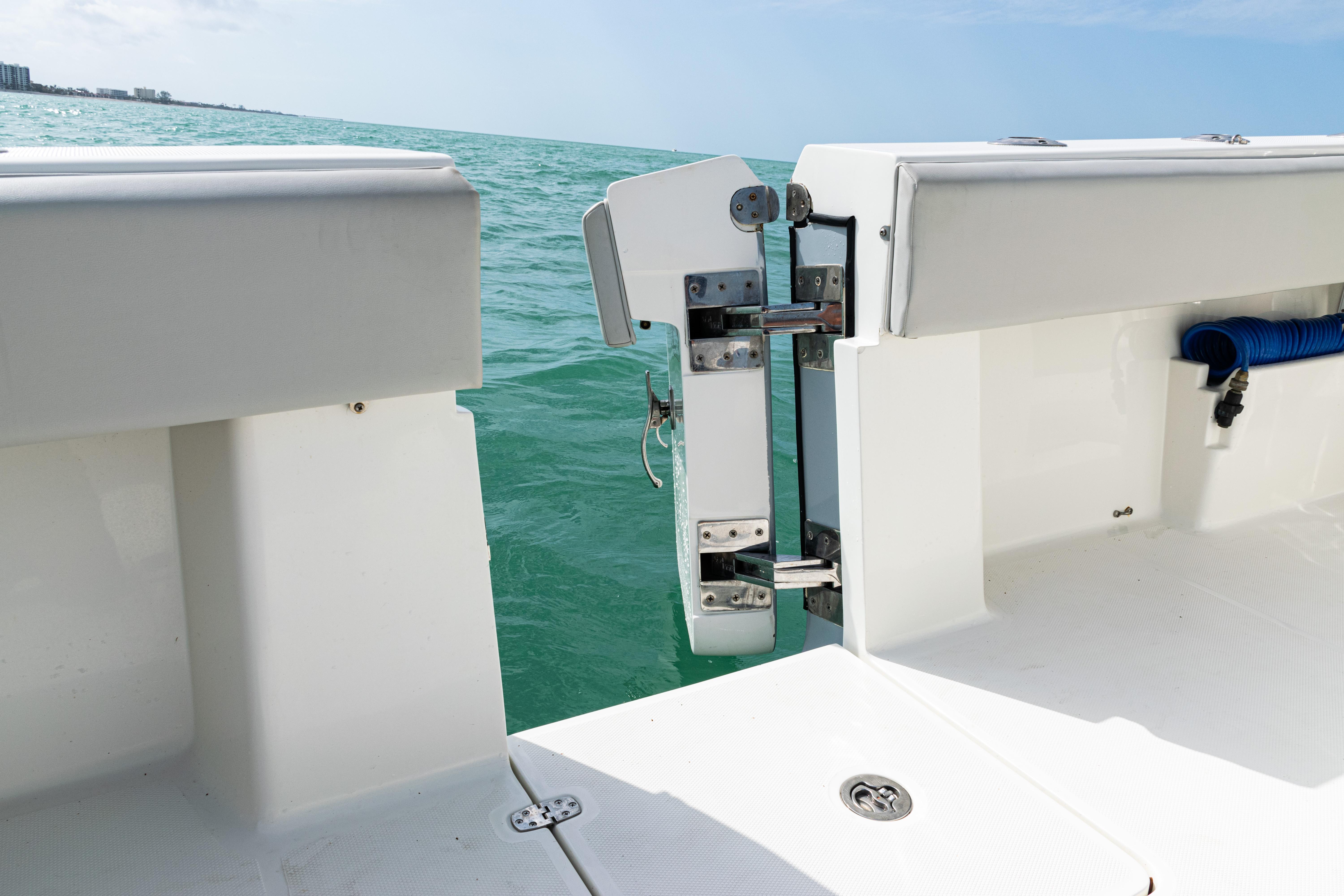 SeaVee-390Z 2015 -FL-US-2015 SeaVee 390Z boat with open transom door, ocean view.-9741010 | Thumbnail