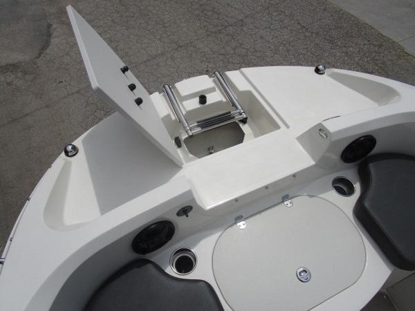 2016 Stingray boat for sale, model of the boat is 201 DC & Image # 8 of 32