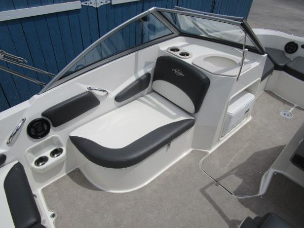 2016 Stingray boat for sale, model of the boat is 201 DC & Image # 14 of 32