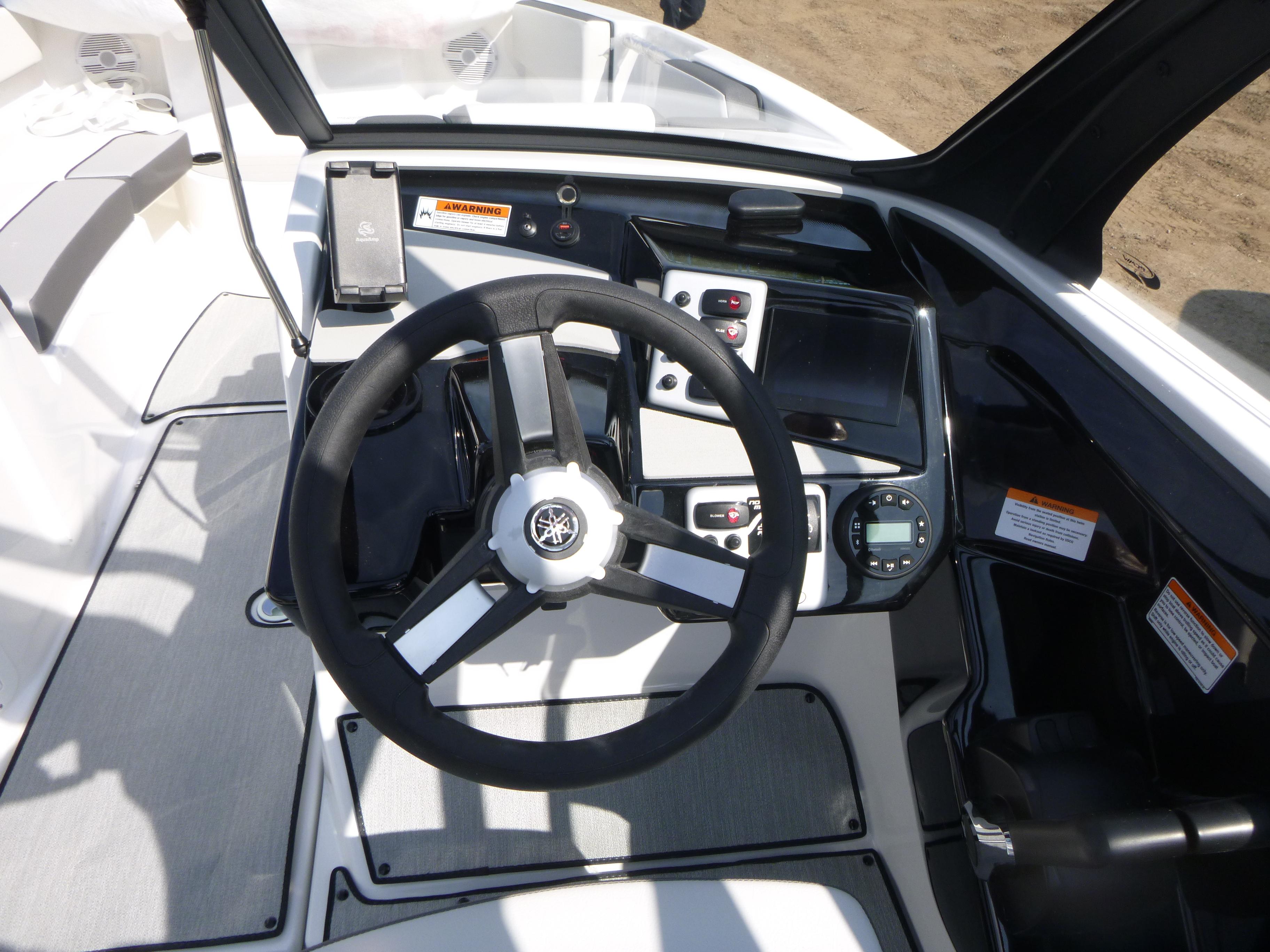 2025 Yamaha Boats AR220 Gallery