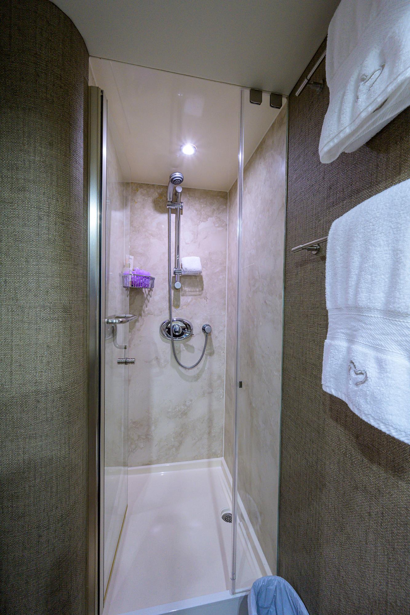 Lazzara 110 Pure Romance - Forward Stateroom Shower
