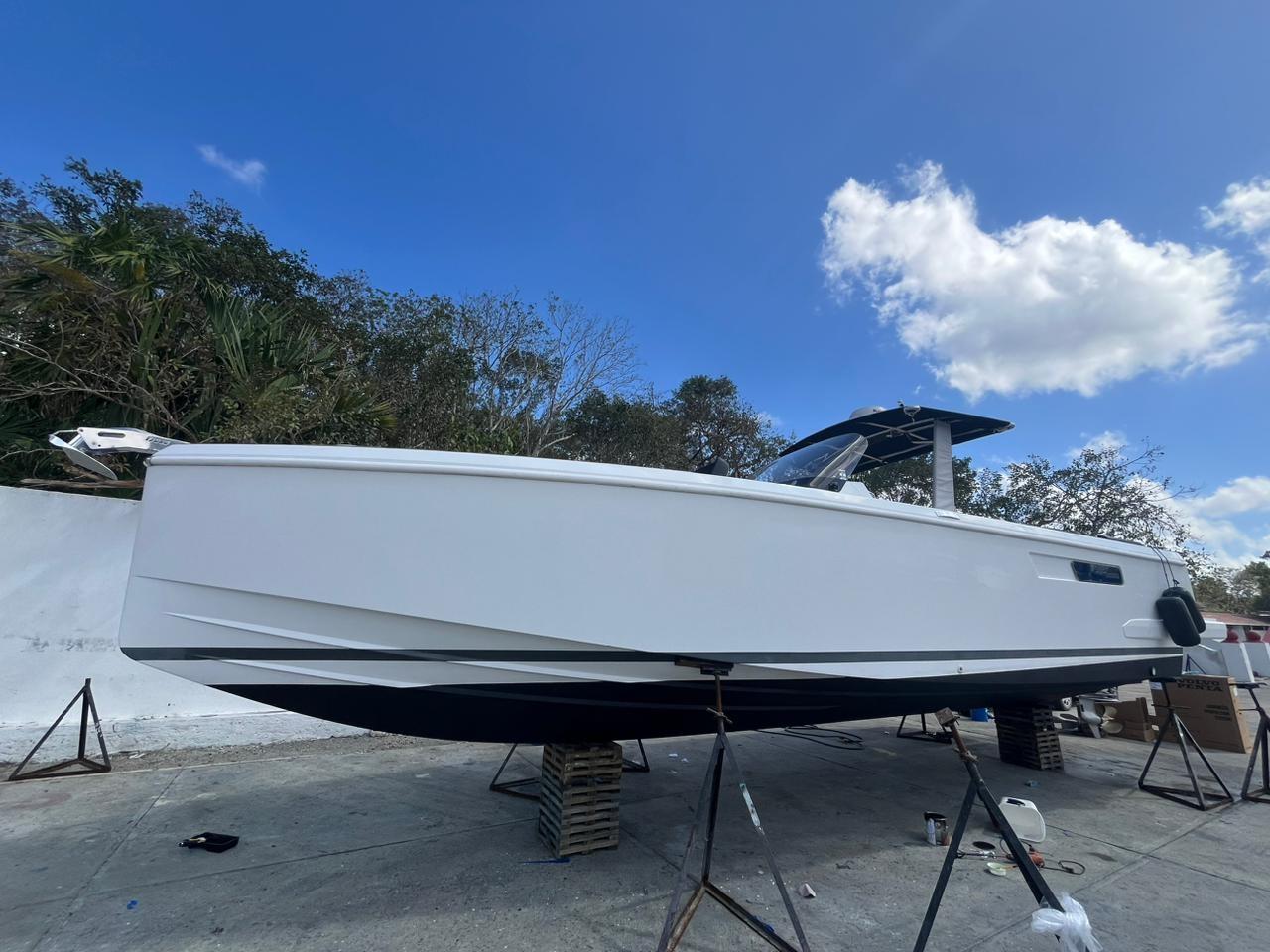 Fjord-36 Open 2018 -FL-US-2018 Fjord 36 Open boat on stands, clear sky background.-9391029 | Thumbnail