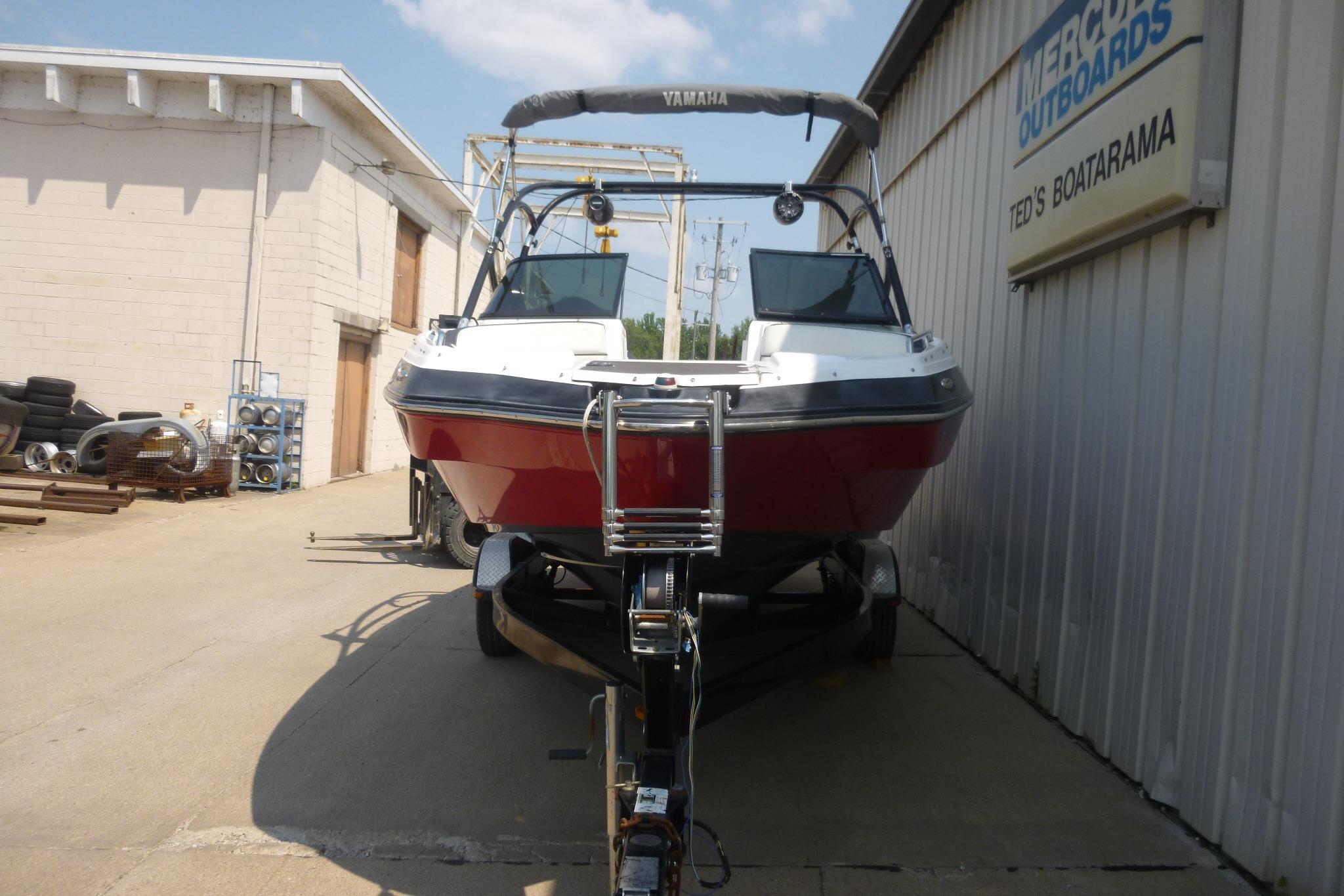 2014 Yamaha Boats 240 on trailer at Ted's Boatarama, parked outside.
