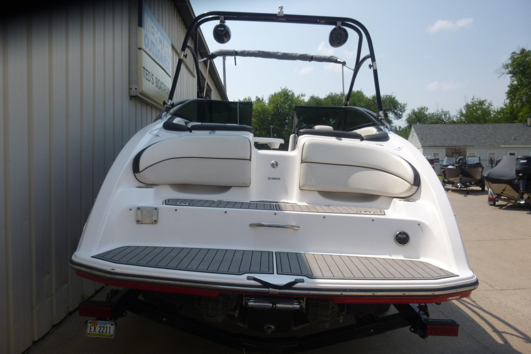 2014 Yamaha Boats 240, rear view, white exterior, docked near a building.