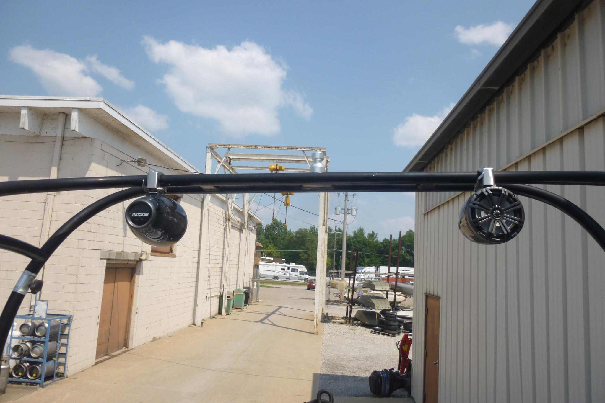 Outdoor view of Yamaha Boats 240, 2014 model, featuring mounted speakers.
