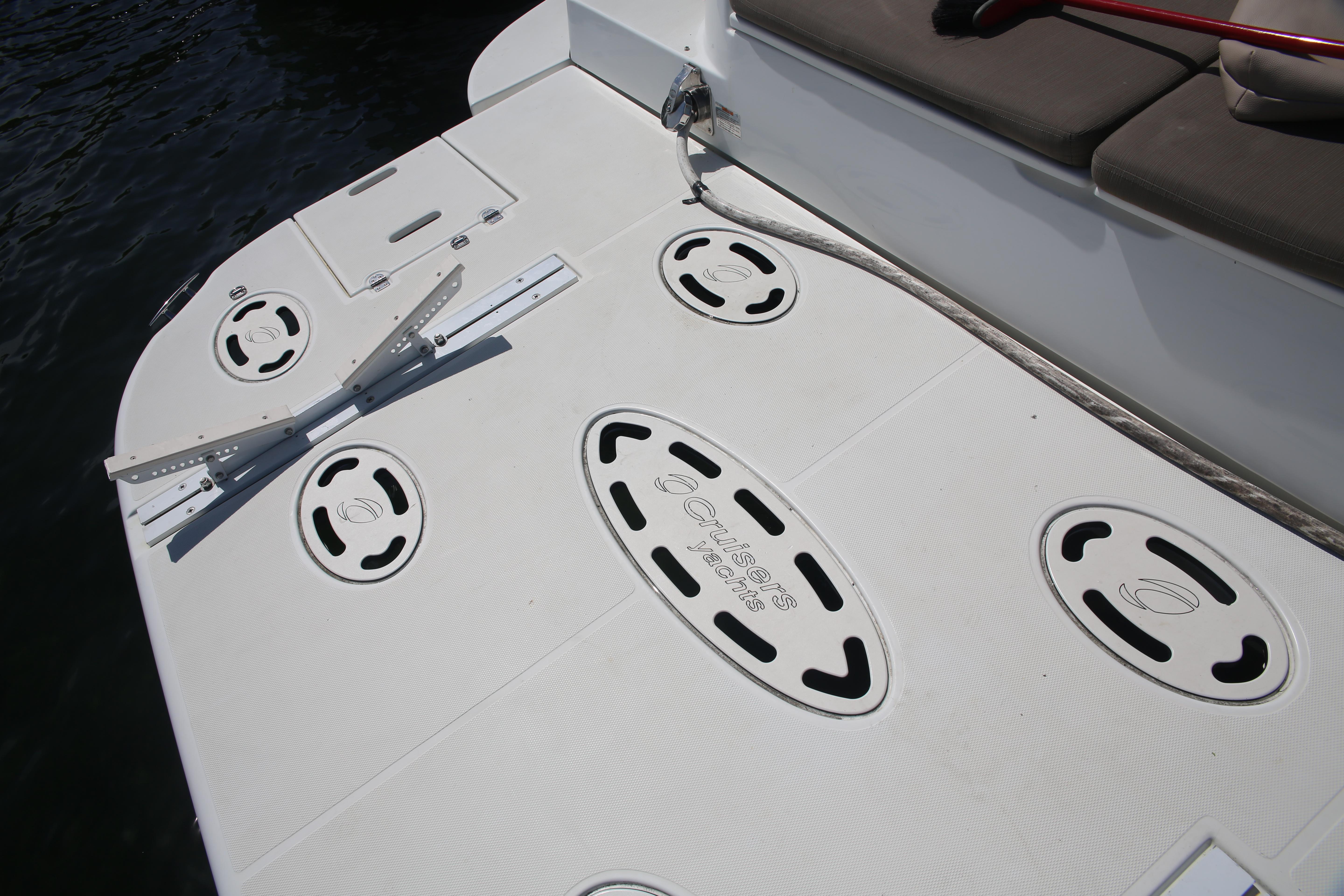 2008-cruisers-yachts-560-express-power-9831046-20250607095448573-1_XLARGE