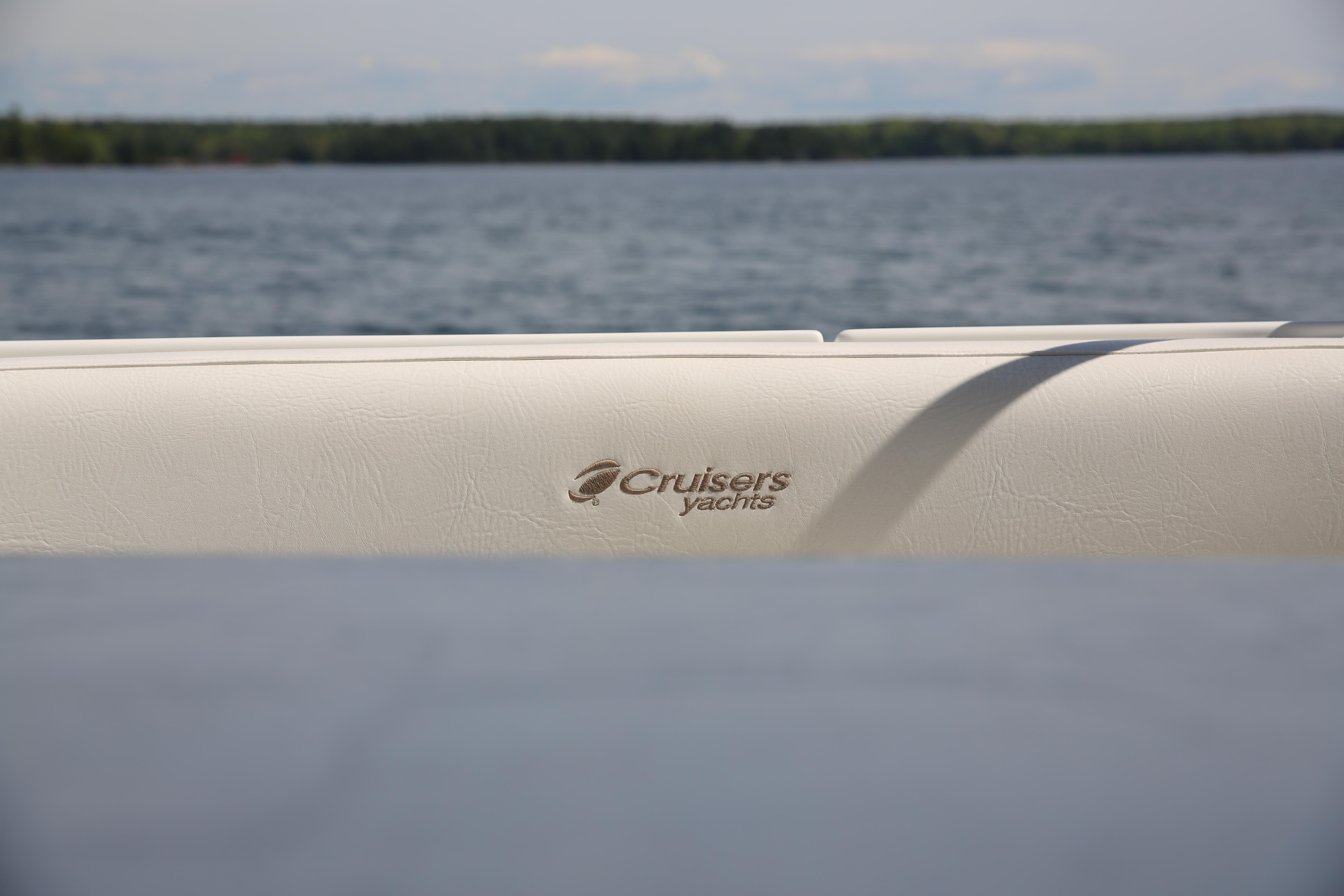 2008-cruisers-yachts-560-express-power-9831046-20250607095511270-1_XLARGE