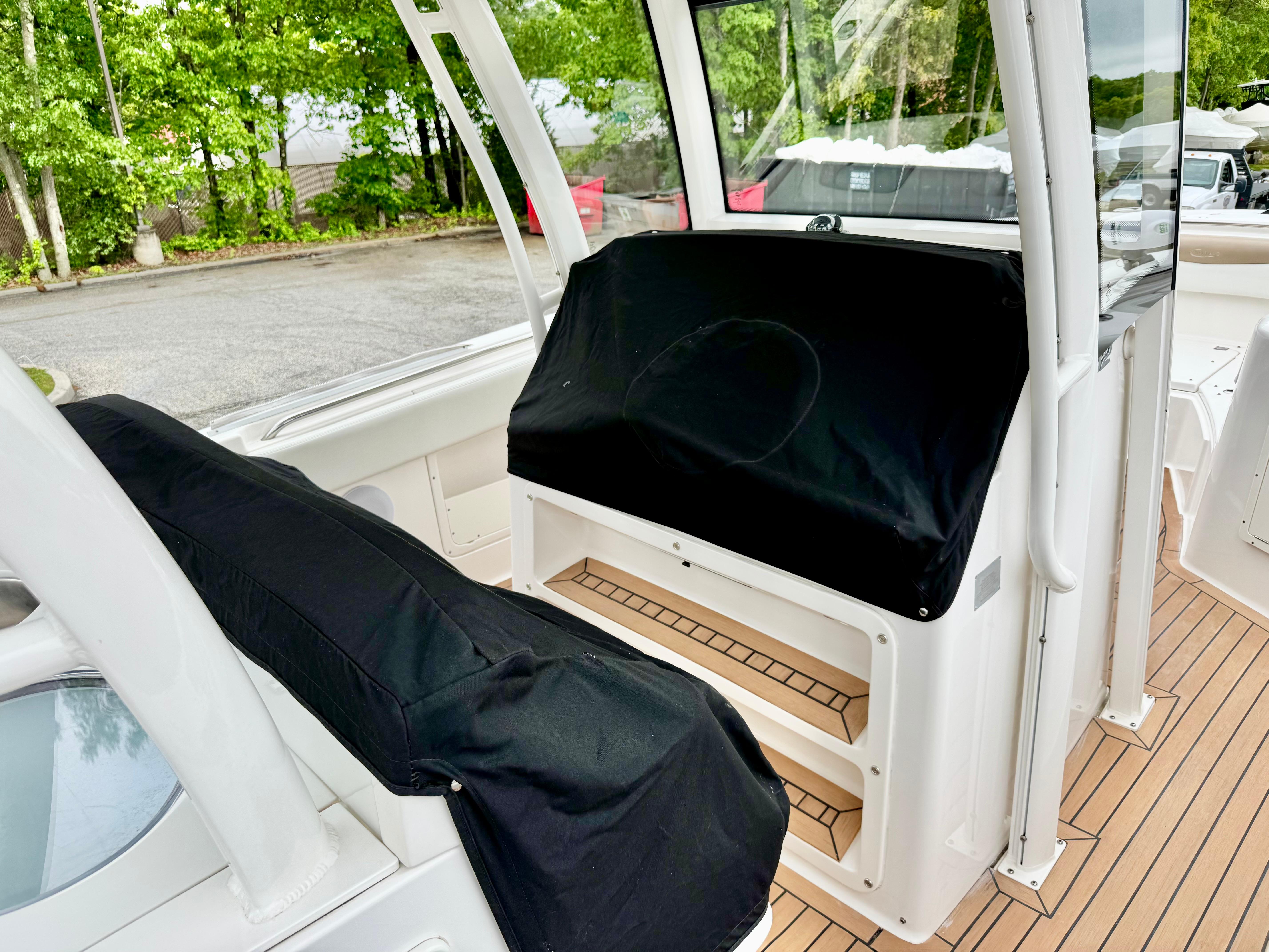 2018-robalo-r302-center-console-power-9661056-980097302-0-290520251207-23