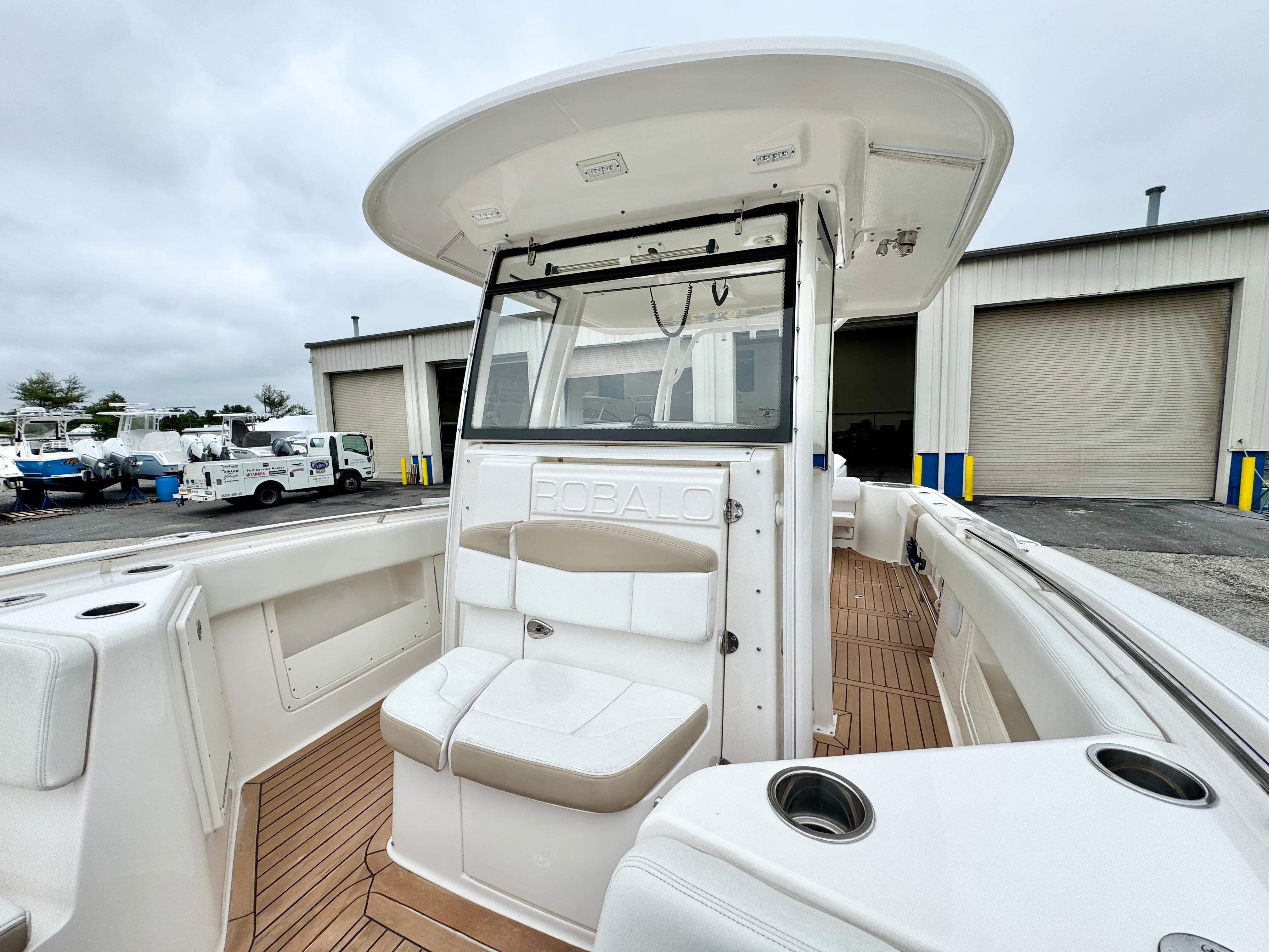 2018-robalo-r302-center-console-power-9661056-980097313-0-290520251206-12