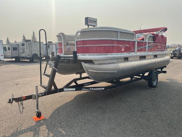 2017 Sun Tracker boat for sale, model of the boat is Party Barge 18 DLX & Image # 1 of 9