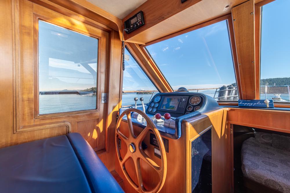 Ocean Alexander-Cockpit M/Y 1986-Take Chances WA-US-Ocean Alexander 1986 Cockpit M/Y helm with wooden wheel and navigation controls.-9621089 | Thumbnail