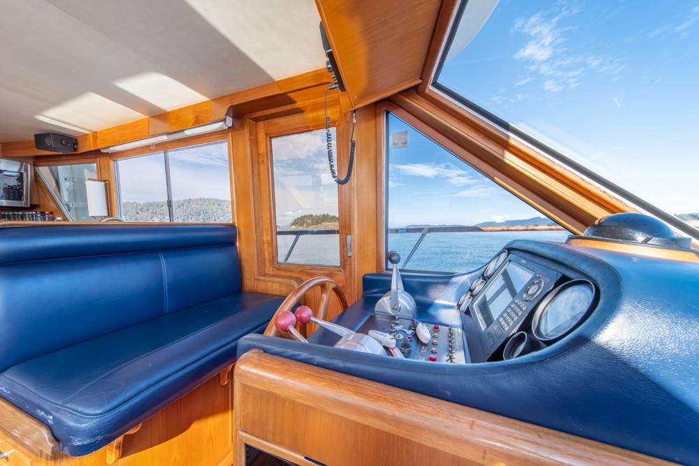 Ocean Alexander-Cockpit M/Y 1986-Take Chances WA-US-Interior of 1986 Ocean Alexander Cockpit M/Y yacht with blue seating and control panel.-9621089 | Thumbnail