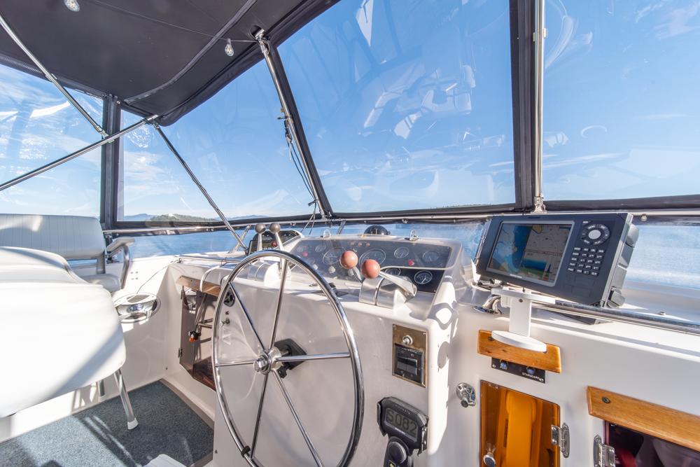 Ocean Alexander-Cockpit M/Y 1986-Take Chances WA-US-Ocean Alexander 1986 Cockpit M/Y helm with steering wheel and navigation equipment.-9621089 | Thumbnail