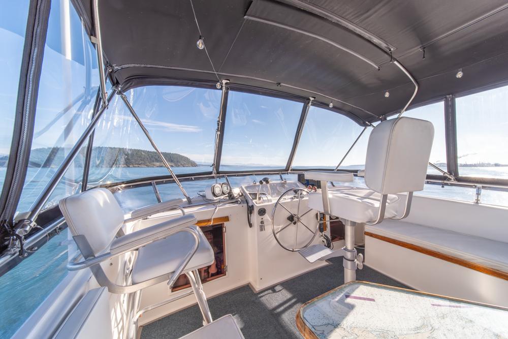 Ocean Alexander-Cockpit M/Y 1986-Take Chances WA-US-Interior of 1986 Ocean Alexander Cockpit M/Y yacht with steering wheel and seating.-9621089 | Thumbnail