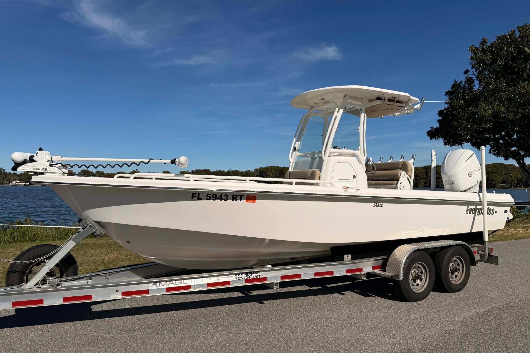 2019 Everglades 243 Center Console