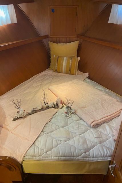 Destiny Yacht Photos Pics Forward Stateroom