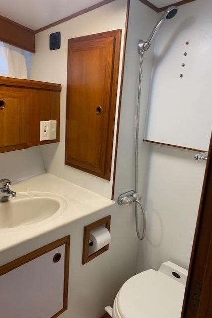 Destiny Yacht Photos Pics Forward Stateroom Head