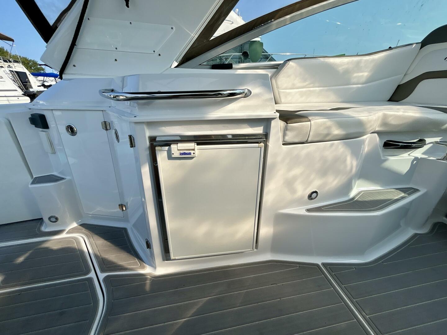 2018-monterey-295-sport-yacht-power-9531212-20250402082611735-1_XLARGE