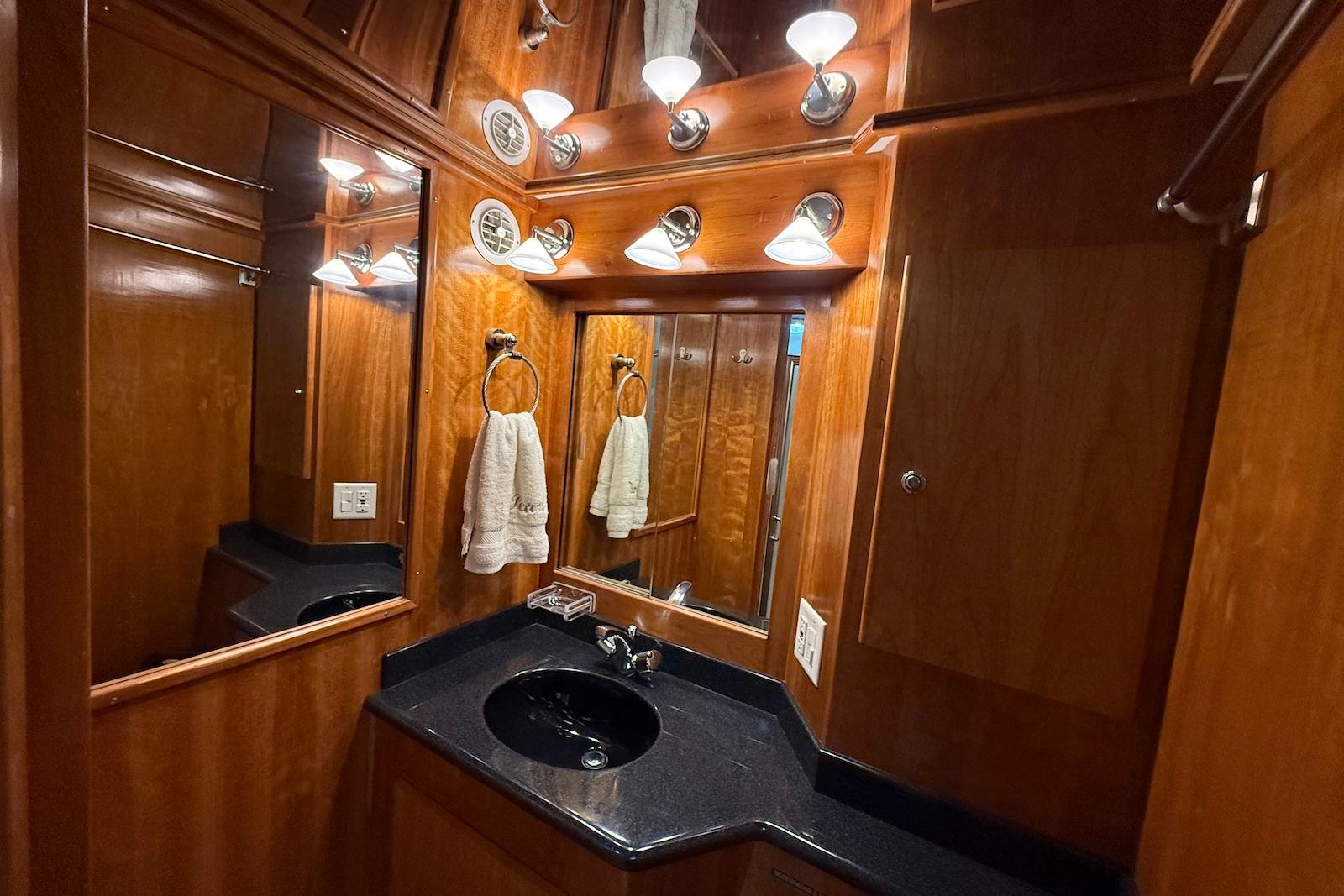 SC 10461 KM Knot 10 Yacht Sales SC 10461 KM Knot 10 Yacht Sales