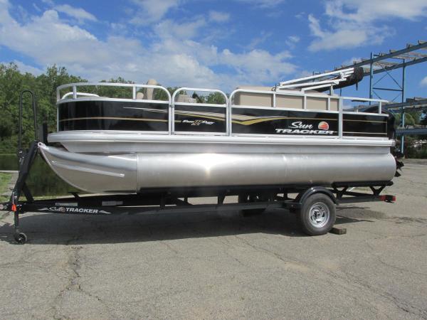 2022 Sun Tracker boat for sale, model of the boat is Bass Buggy 18 DLX & Image # 1 of 20