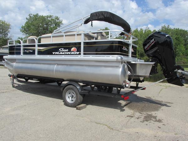 2022 Sun Tracker boat for sale, model of the boat is Bass Buggy 18 DLX & Image # 2 of 20