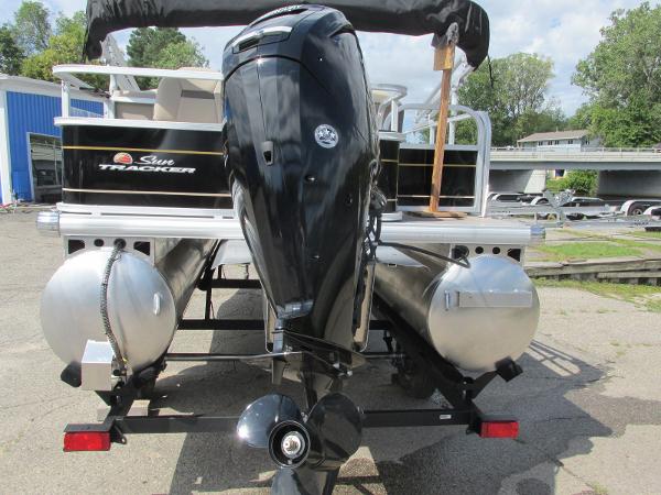 2022 Sun Tracker boat for sale, model of the boat is Bass Buggy 18 DLX & Image # 4 of 20