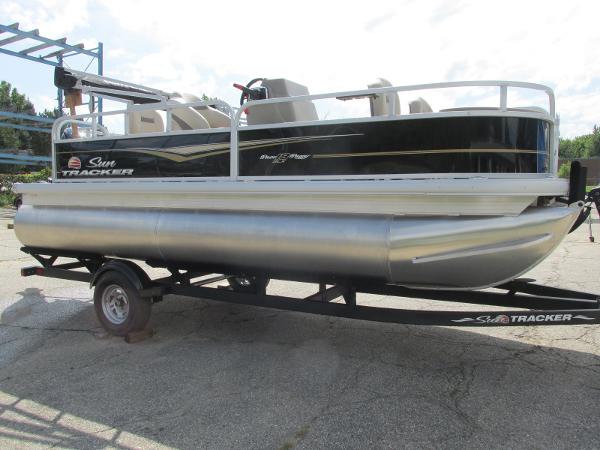 2022 Sun Tracker boat for sale, model of the boat is Bass Buggy 18 DLX & Image # 6 of 20