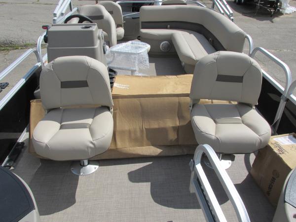 2022 Sun Tracker boat for sale, model of the boat is Bass Buggy 18 DLX & Image # 7 of 20