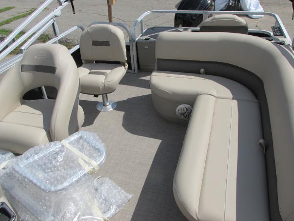 2022 Sun Tracker boat for sale, model of the boat is Bass Buggy 18 DLX & Image # 8 of 20
