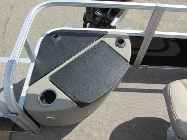 2022 Sun Tracker boat for sale, model of the boat is Bass Buggy 18 DLX & Image # 12 of 20