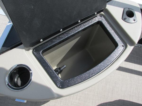 2022 Sun Tracker boat for sale, model of the boat is Bass Buggy 18 DLX & Image # 13 of 20