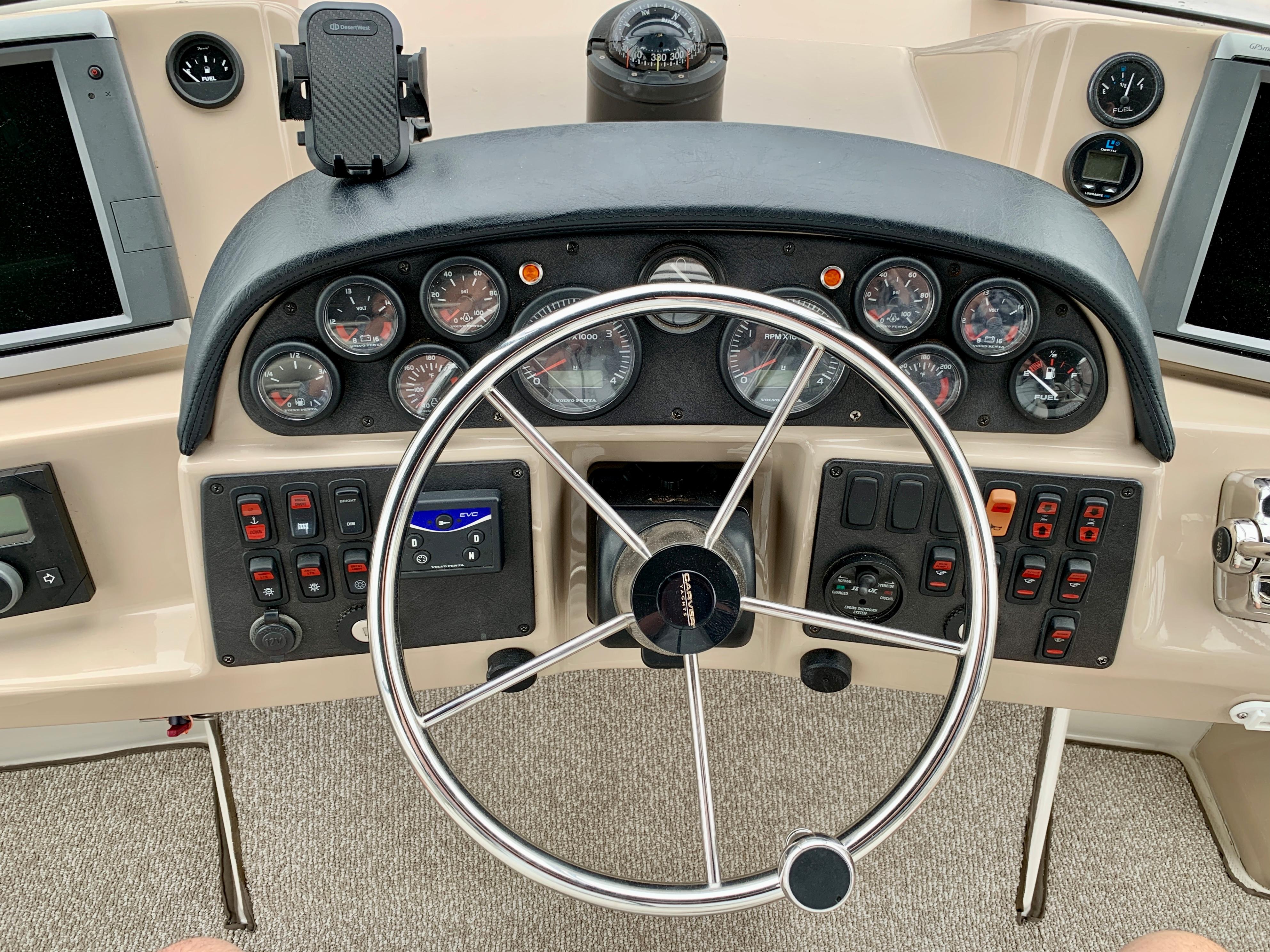 41 ft Carver 41 Cockpit Motor Yacht Helm