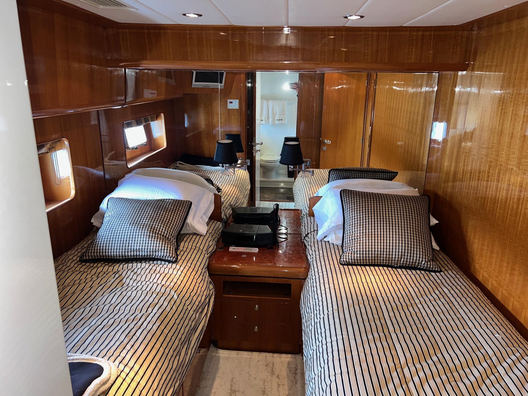 2001 Horizon Skylounge #TBBA82111 inventory image at Sun Country Yachts, South Lake Union (Seattle) 2001 Horizon Skylounge #TBBA82111 inventory image at Sun Country Yachts, South Lake Union (Seattle)