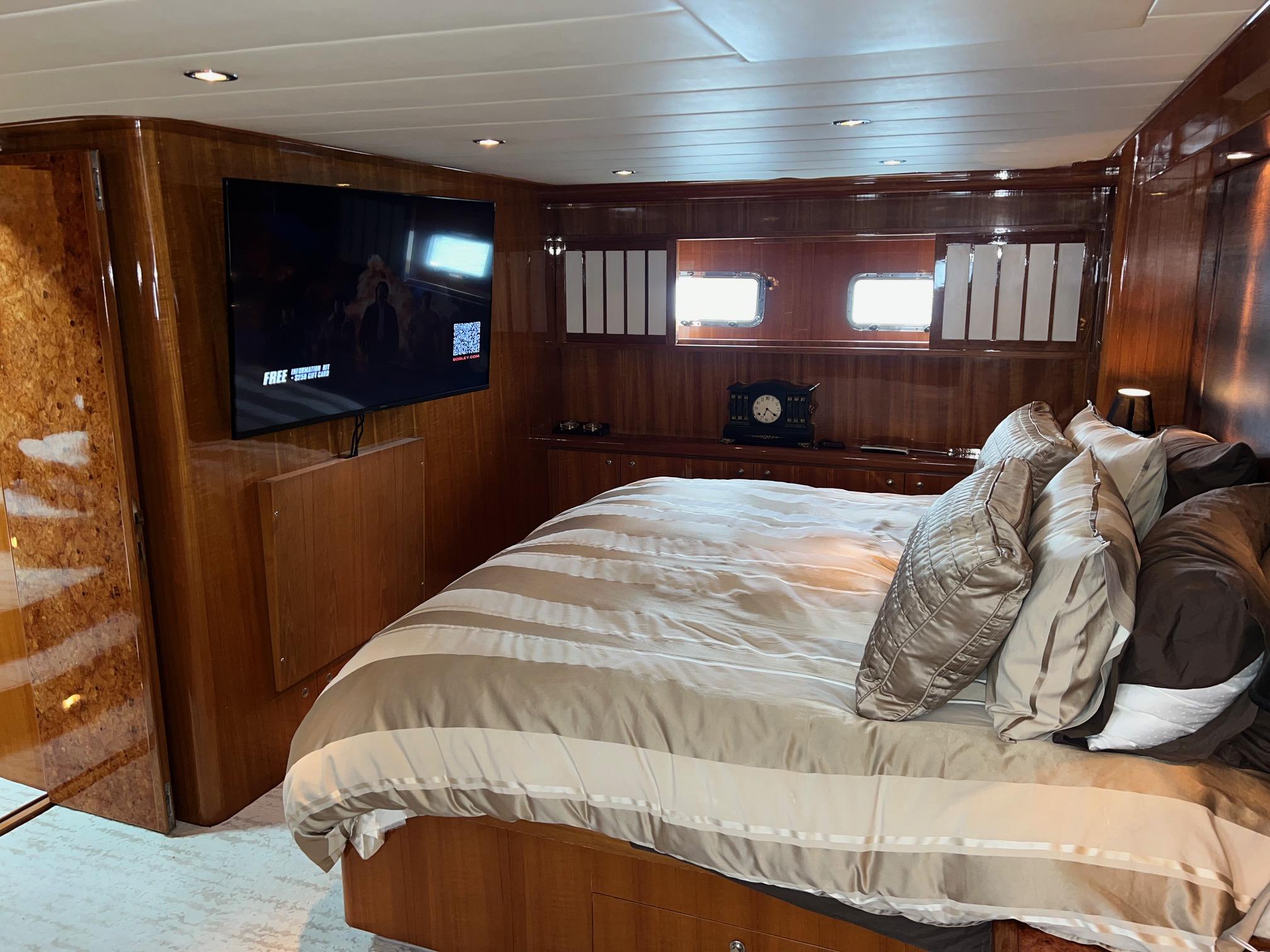 2001 Horizon Skylounge #TBBA82111 inventory image at Sun Country Yachts, South Lake Union (Seattle) 2001 Horizon Skylounge #TBBA82111 inventory image at Sun Country Yachts, South Lake Union (Seattle)