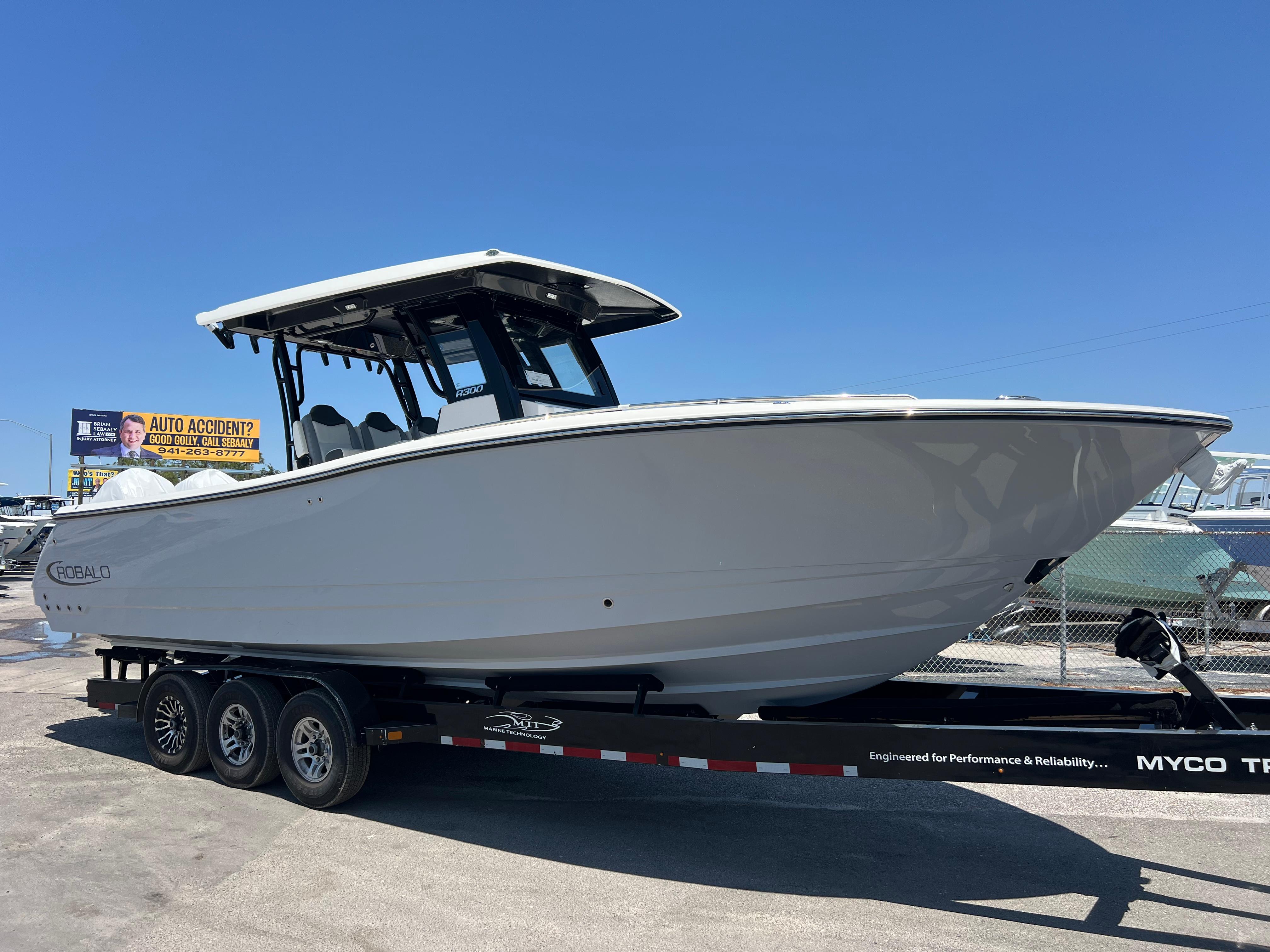 2025-robalo-r300-center-console-power-9761254-20250416122504411-1_XLARGE