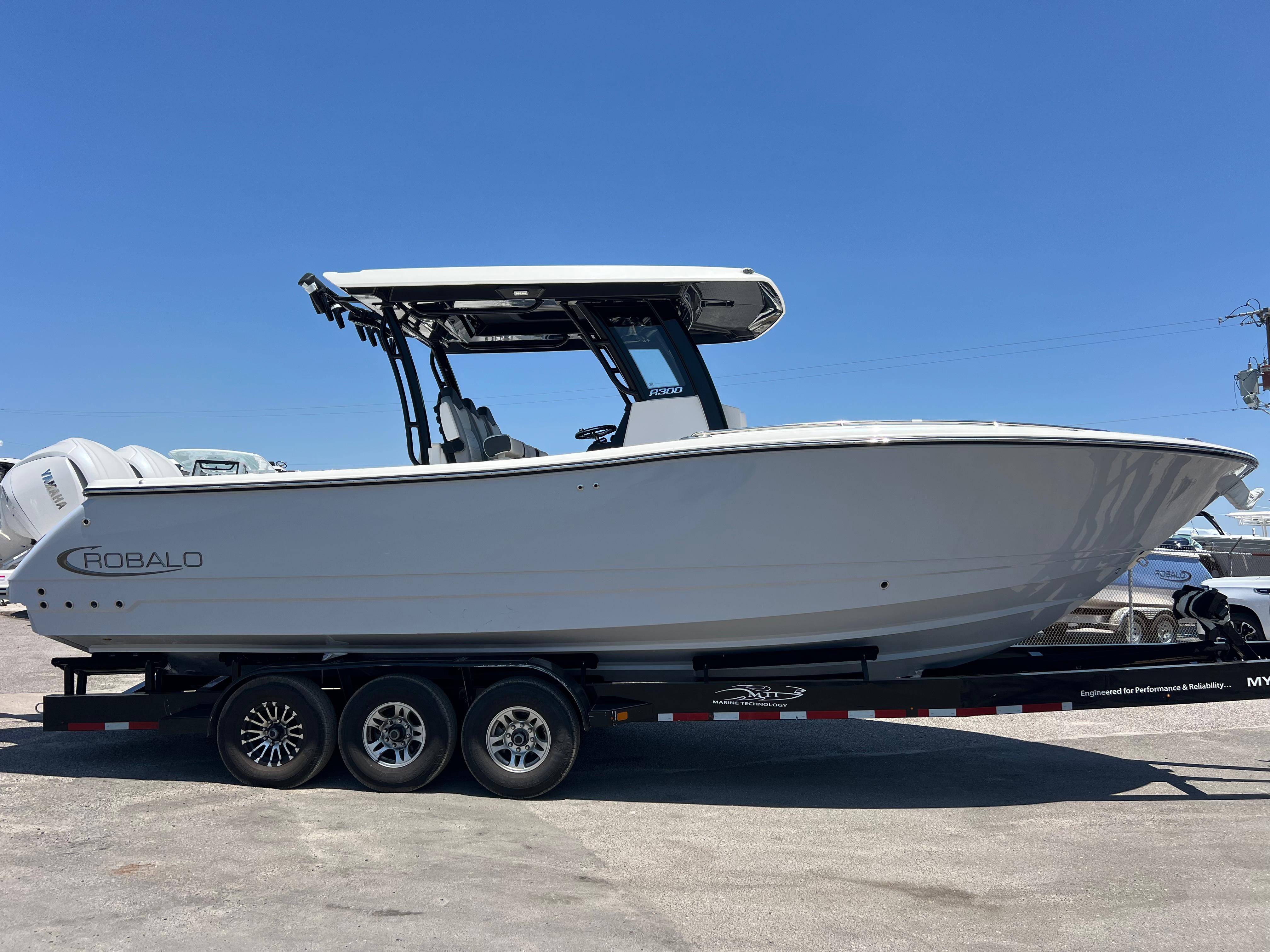 2025-robalo-r300-center-console-power-9761254-20250416122508447-1_XLARGE