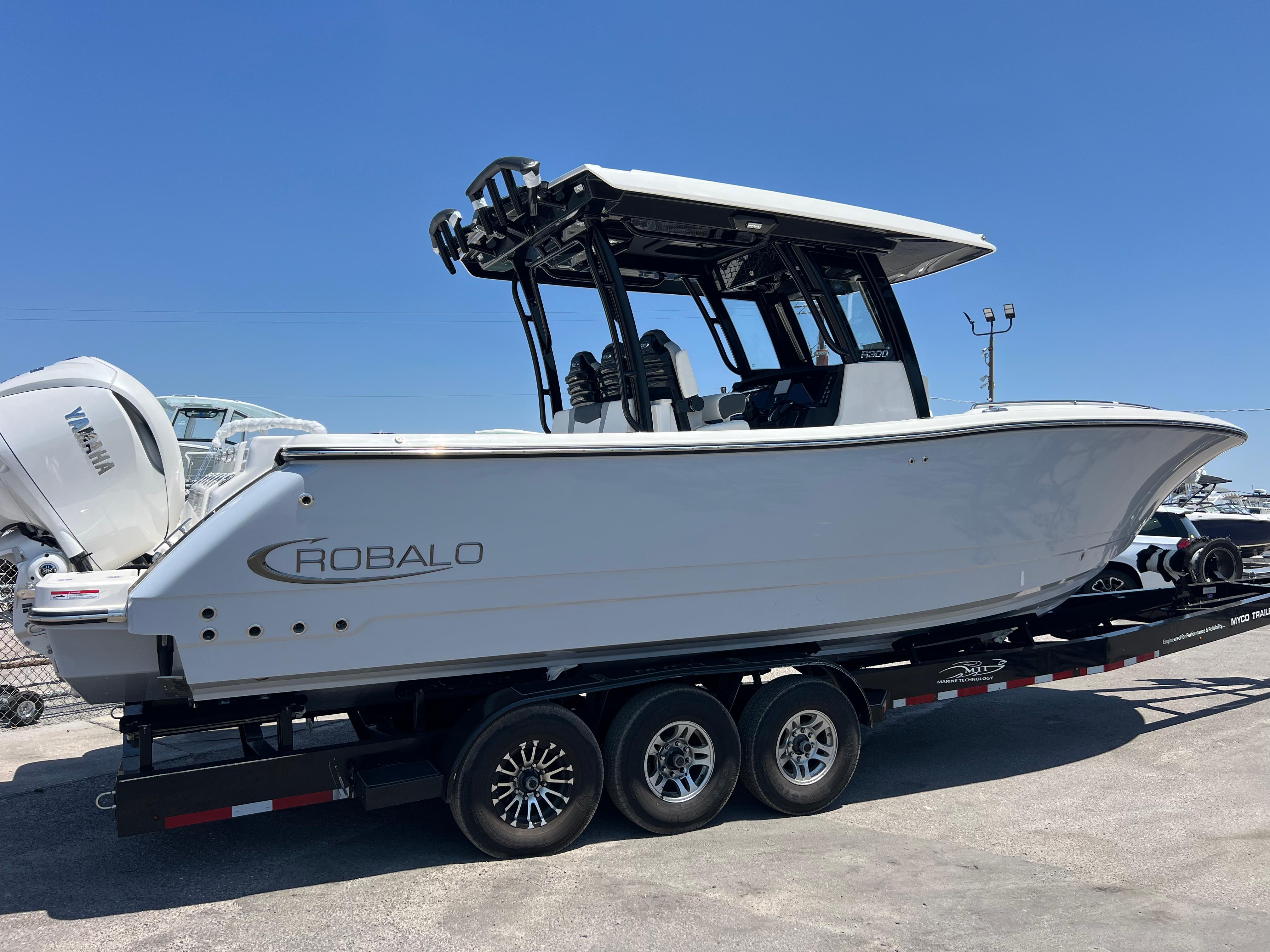 2025-robalo-r300-center-console-power-9761254-20250416122512446-1_XLARGE