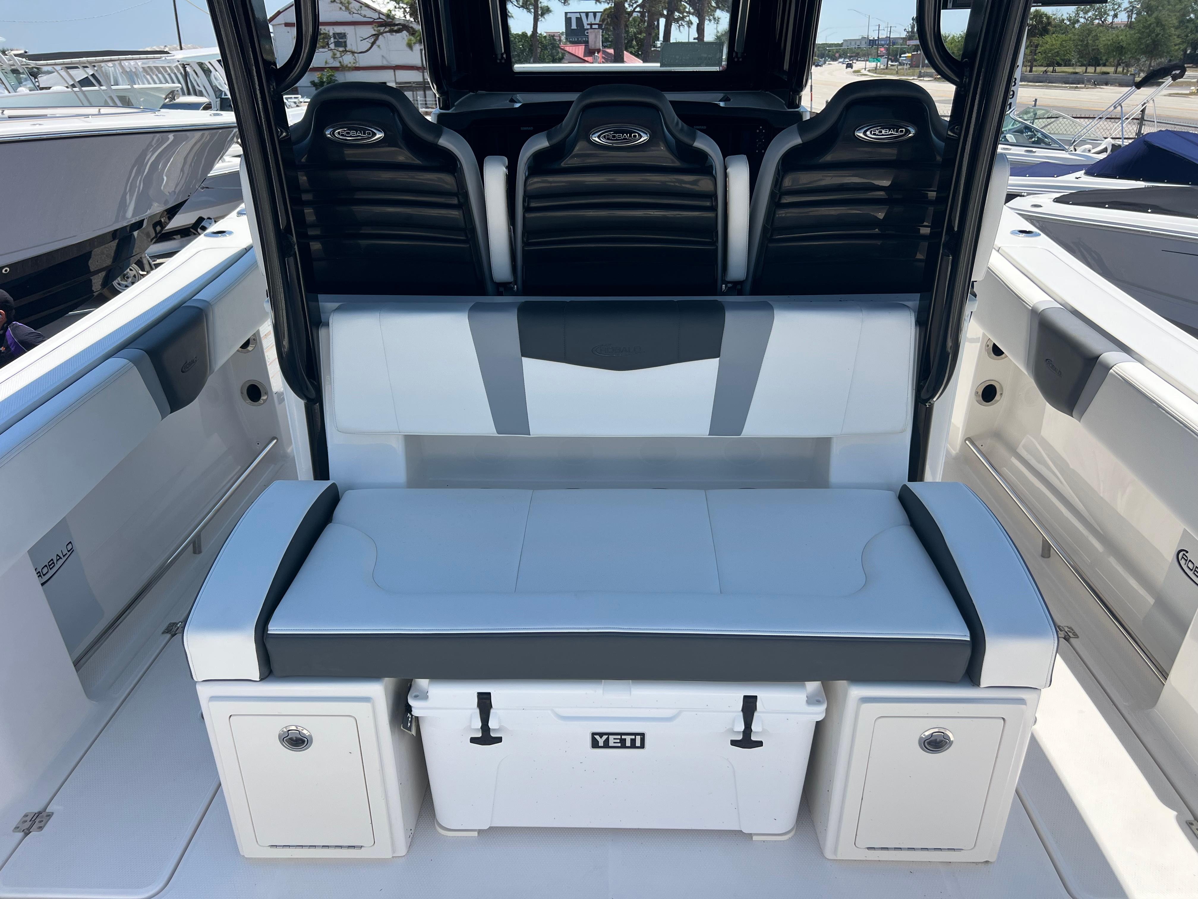 2025-robalo-r300-center-console-power-9761254-20250416122536358-1_XLARGE