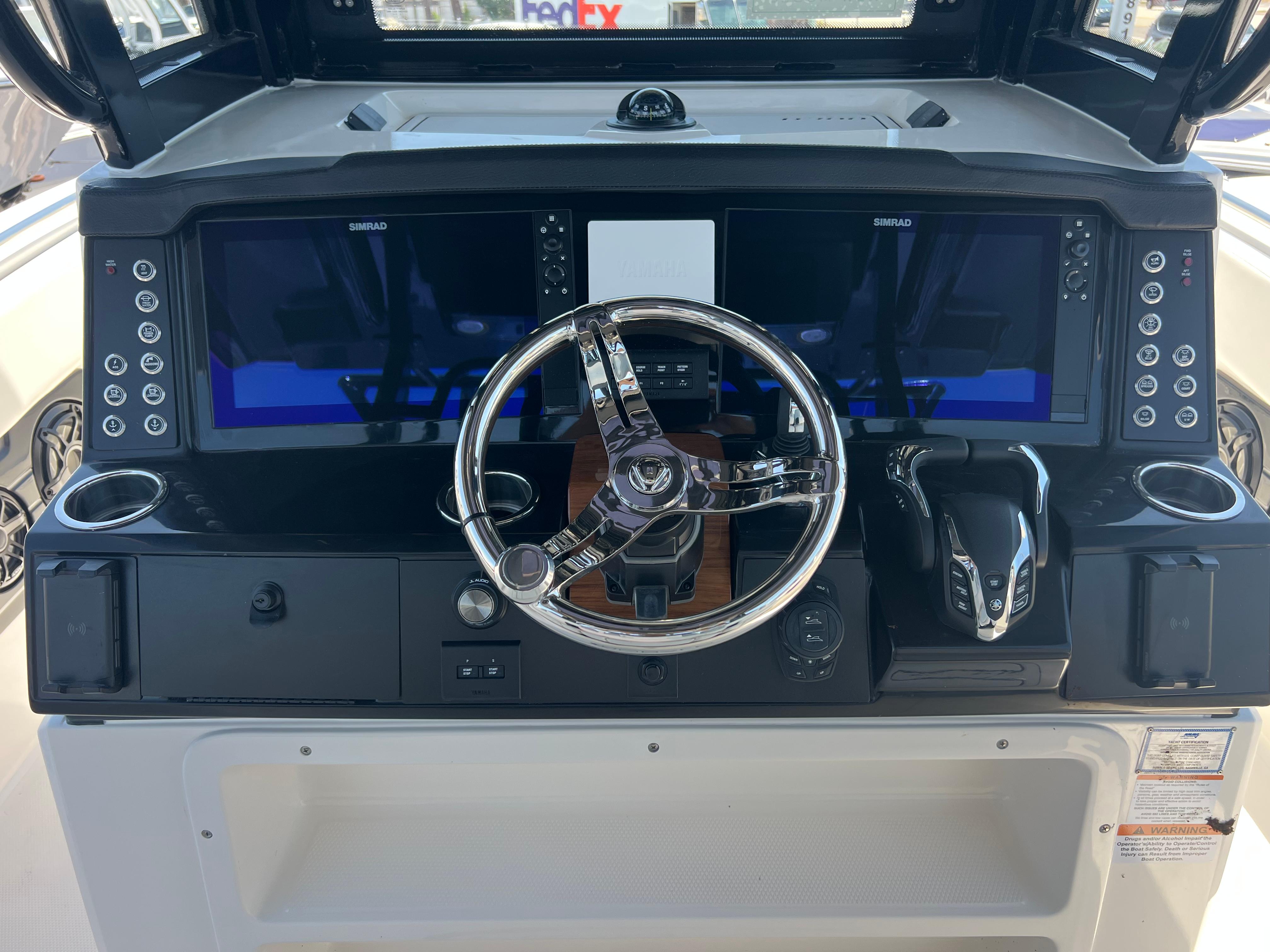 2025-robalo-r300-center-console-power-9761254-20250416122544296-1_XLARGE