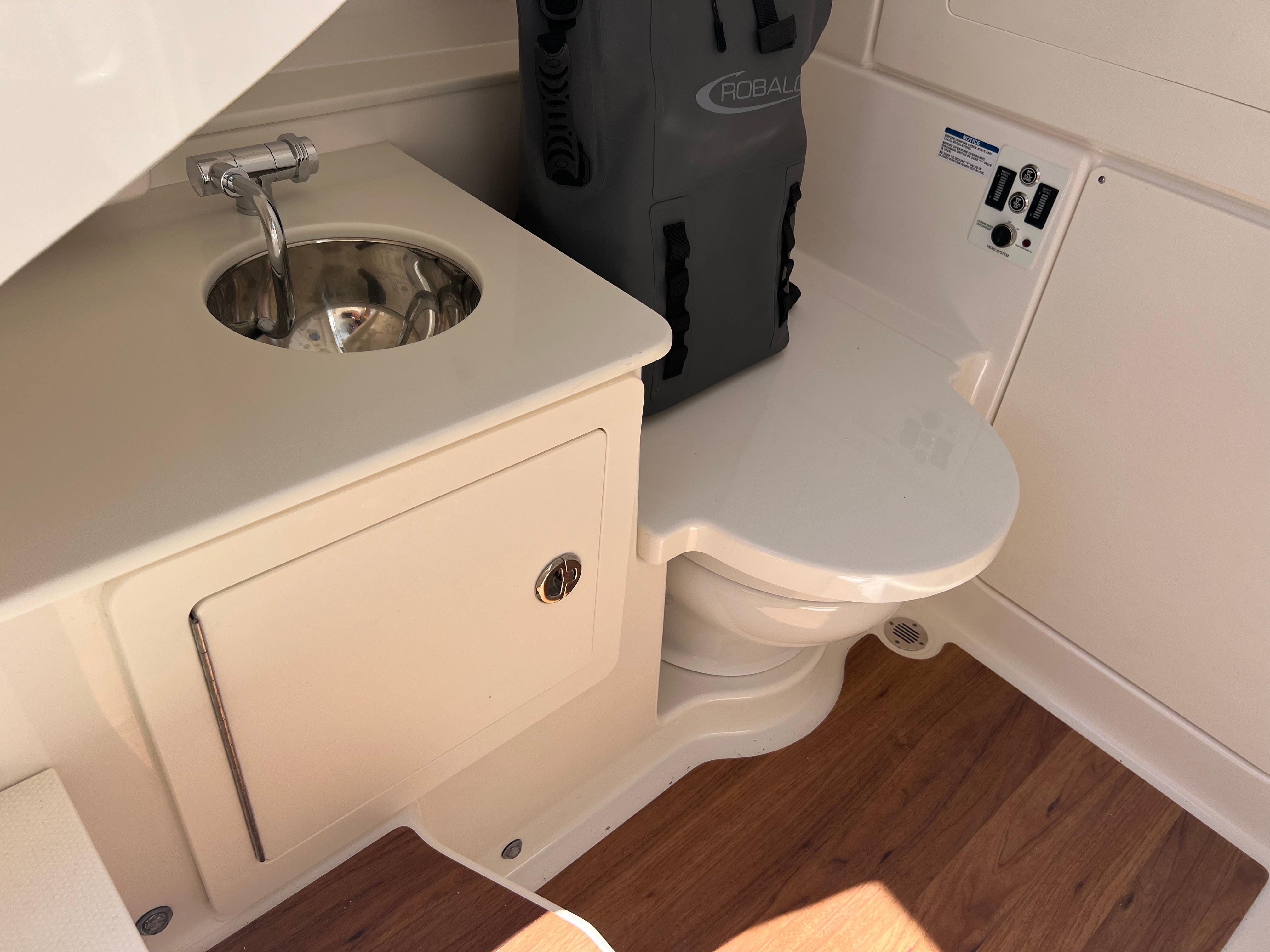2025-robalo-r300-center-console-power-9761254-20250416122601447-1_XLARGE