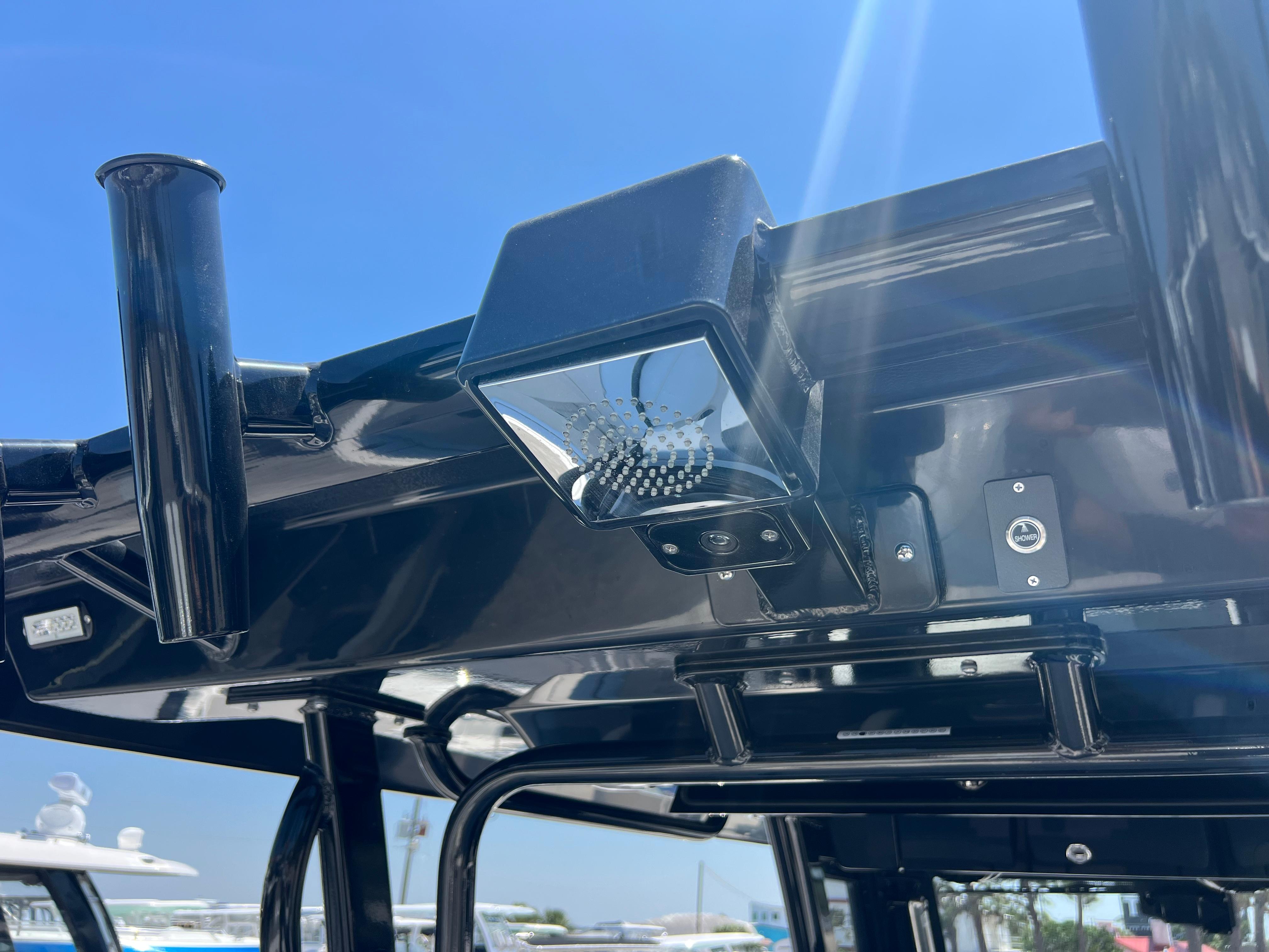 2025-robalo-r300-center-console-power-9761254-20250416122621225-1_XLARGE