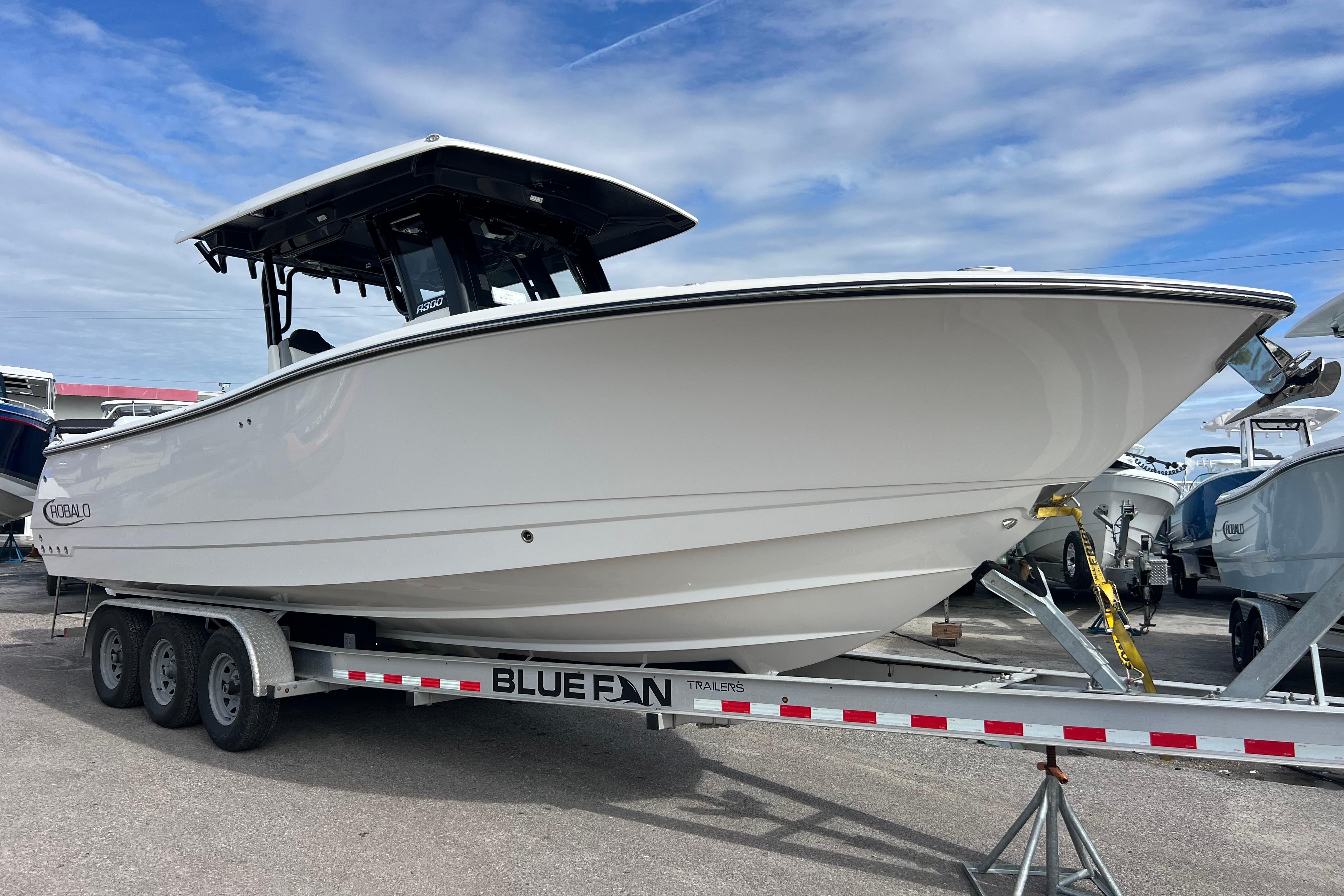 2025 Robalo R300 Center Console