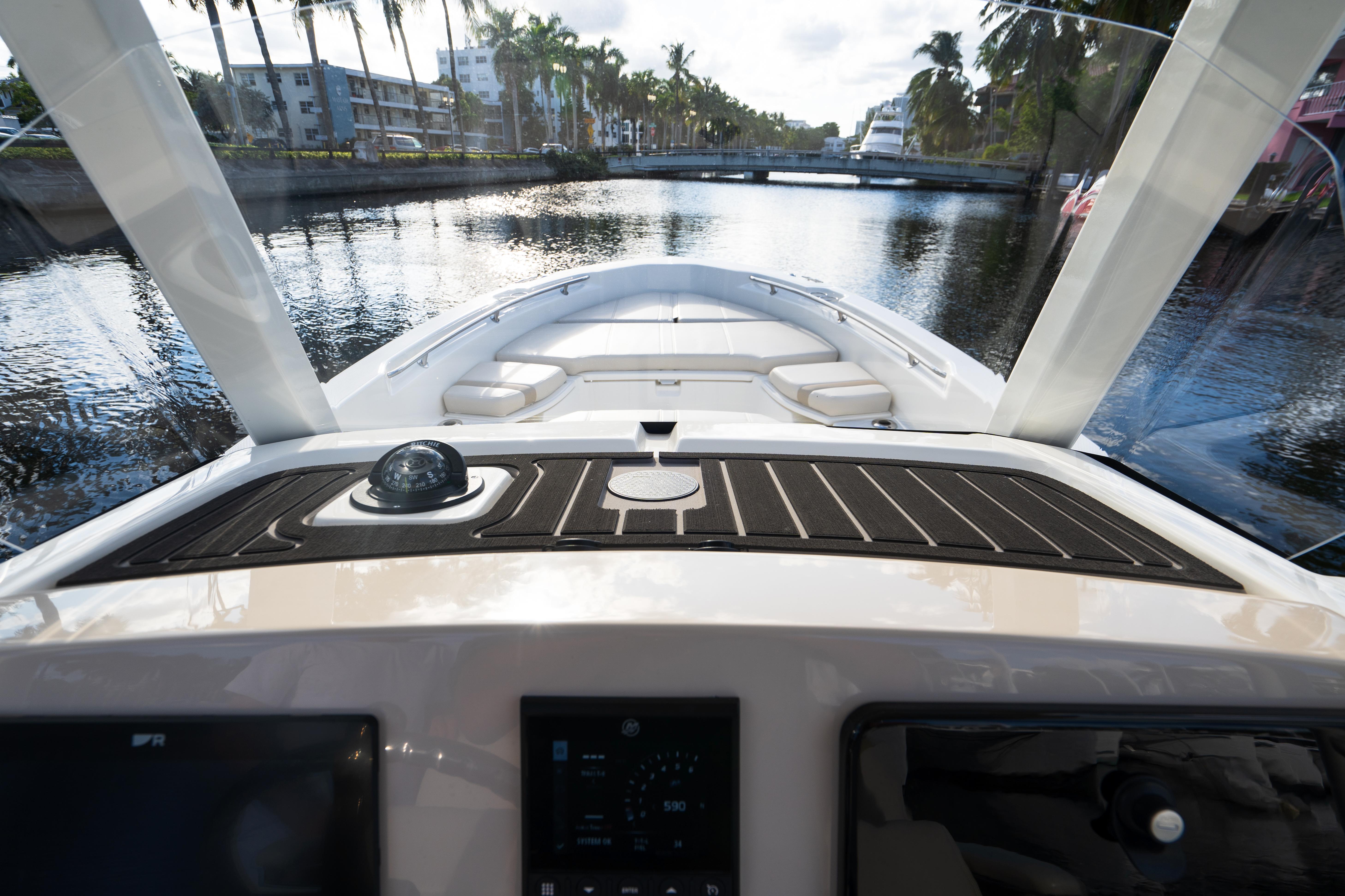 Boston Whaler 25' - Compass and Wireless Charging Pad