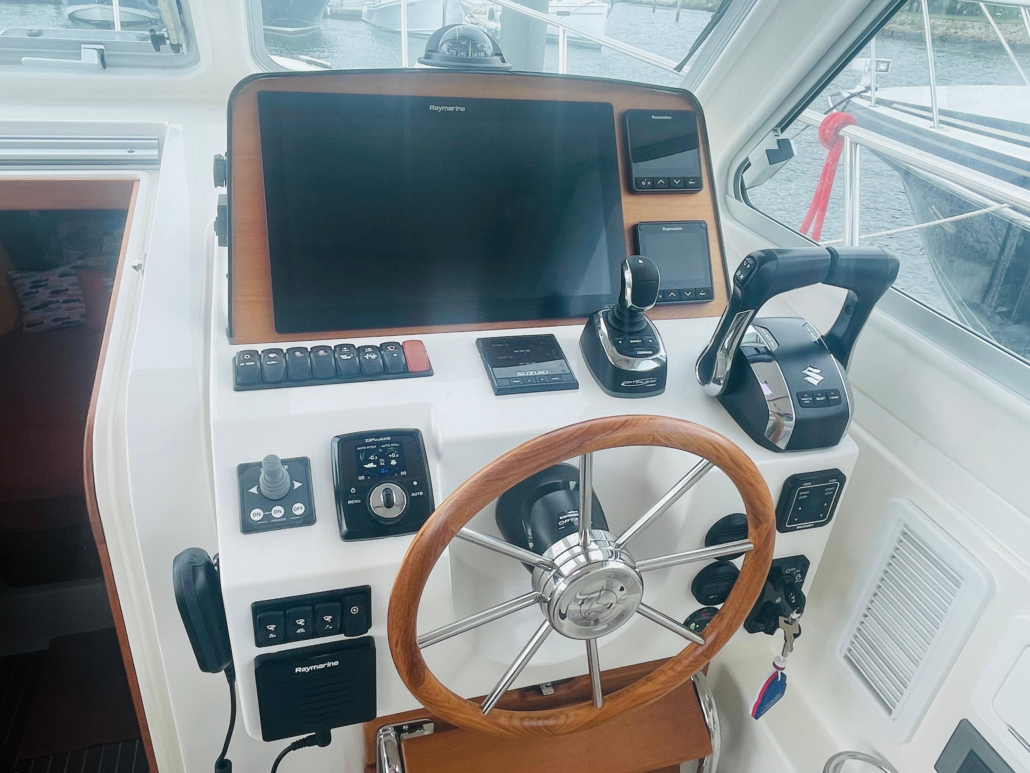 Sea Kat Yacht Photos Pics Raymarine Display with Optimus Joystick, Bowthruster and auto Zipwake system