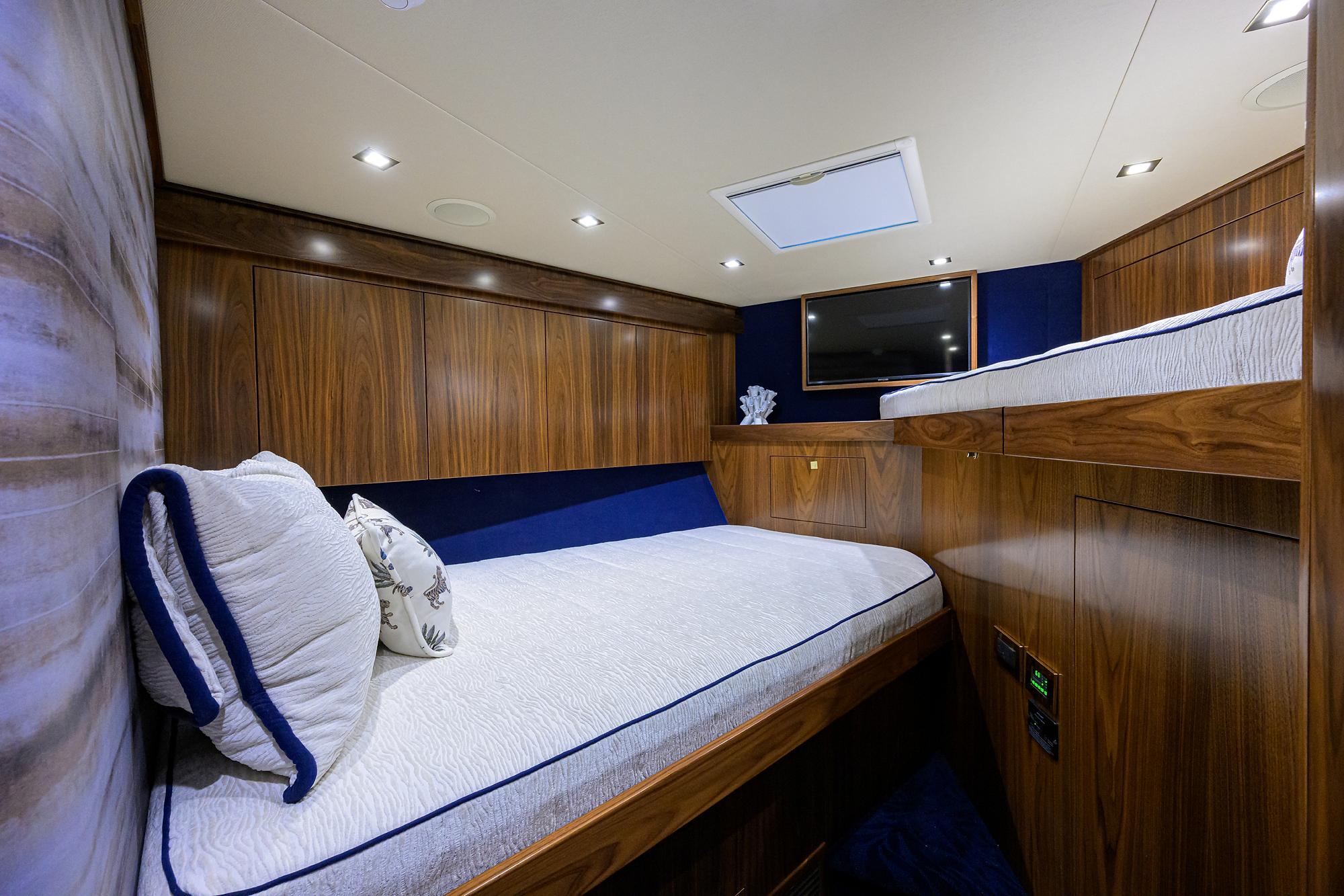 Viking 80 KEMOSABE - Forward Stateroom